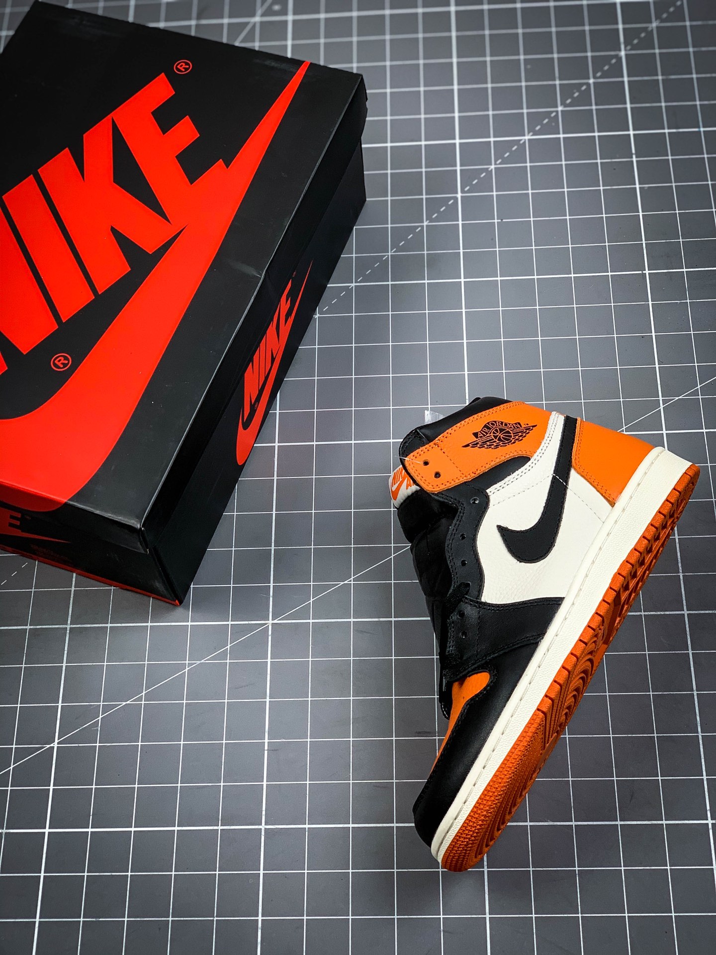 240 头层性价比 Air Jordan 1 Retro shattered 黑扣碎 货号：555088 005 全新开发 原鞋比对匹配率98% 原楦原档案数据开发#鞋面采用头层皮拼接材质，何处细节都还不错，性价比封顶126261 Size：36 36.5 37.5 38 39 40 40.5 41 42 42.5 43 44 44.5 45 46