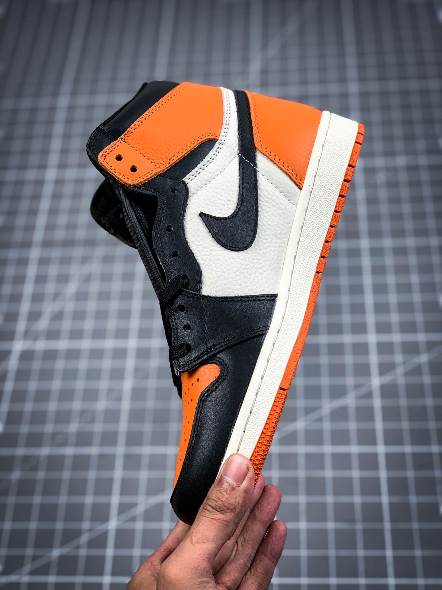 240 头层性价比 Air Jordan 1 Retro shattered 黑扣碎 货号：555088 005 全新开发 原鞋比对匹配率98% 原楦原档案数据开发#鞋面采用头层皮拼接材质，何处细节都还不错，性价比封顶126261 Size：36 36.5 37.5 38 39 40 40.5 41 42 42.5 43 44 44.5 45 46