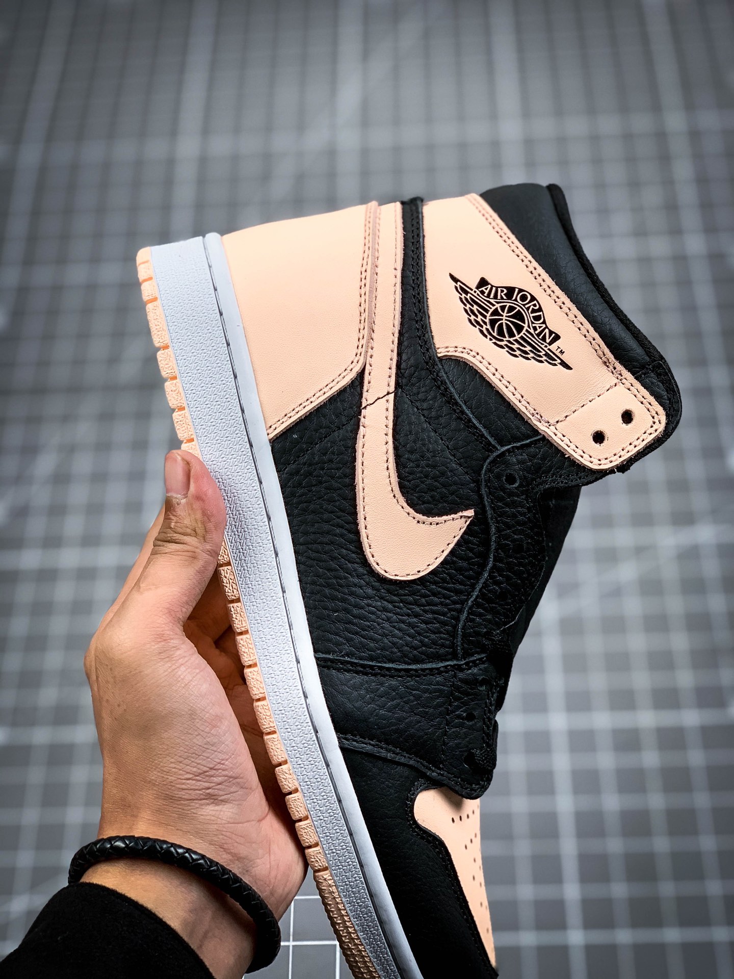 240 Air Jordan 1 Retro ”“Crimson Tint” 黑粉配色  555088-081