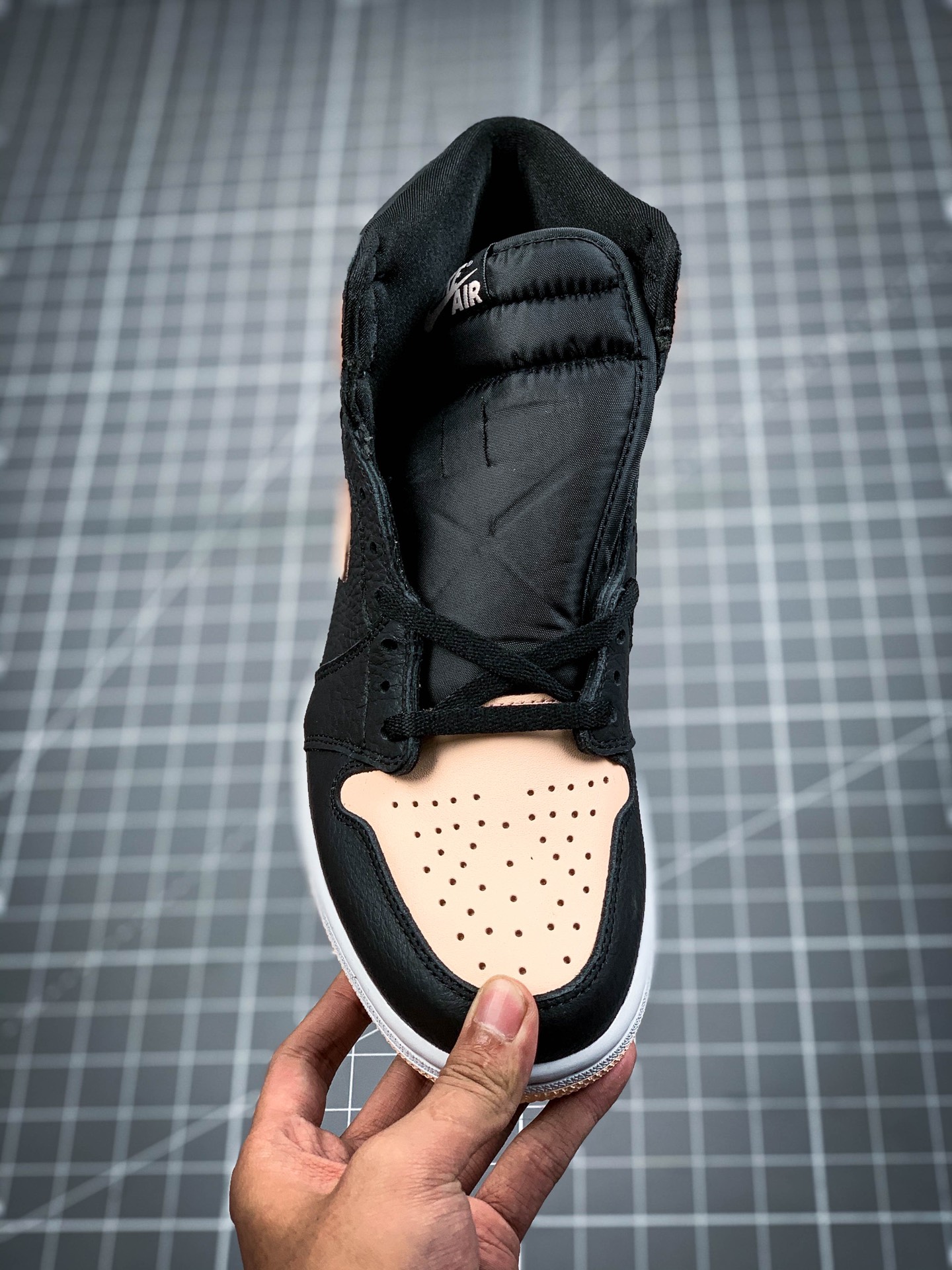 240 Air Jordan 1 Retro ”“Crimson Tint” 黑粉配色  555088-081