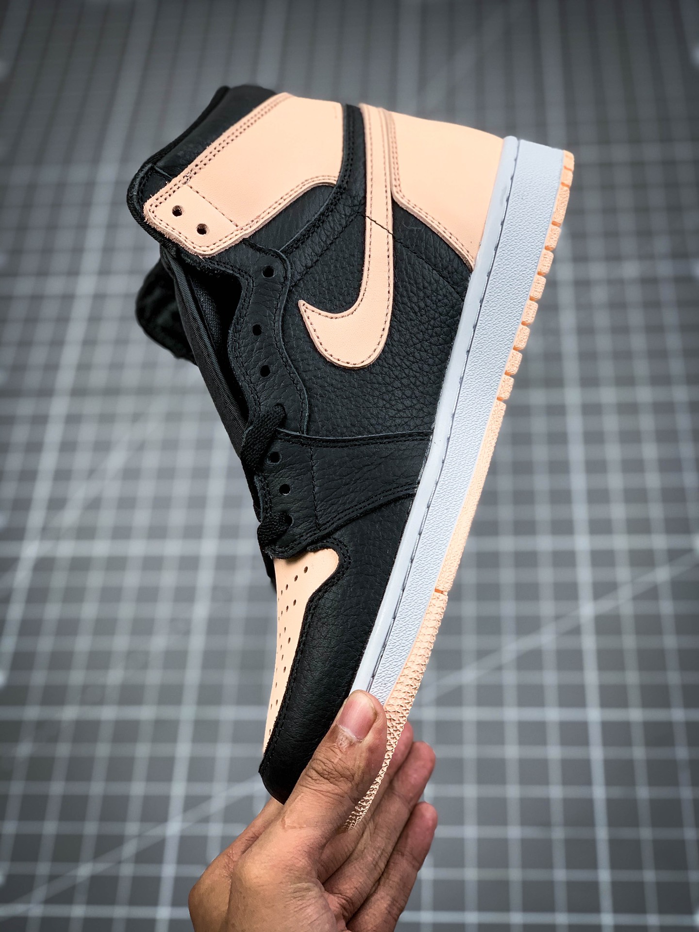 240 Air Jordan 1 Retro ”“Crimson Tint” 黑粉配色  555088-081