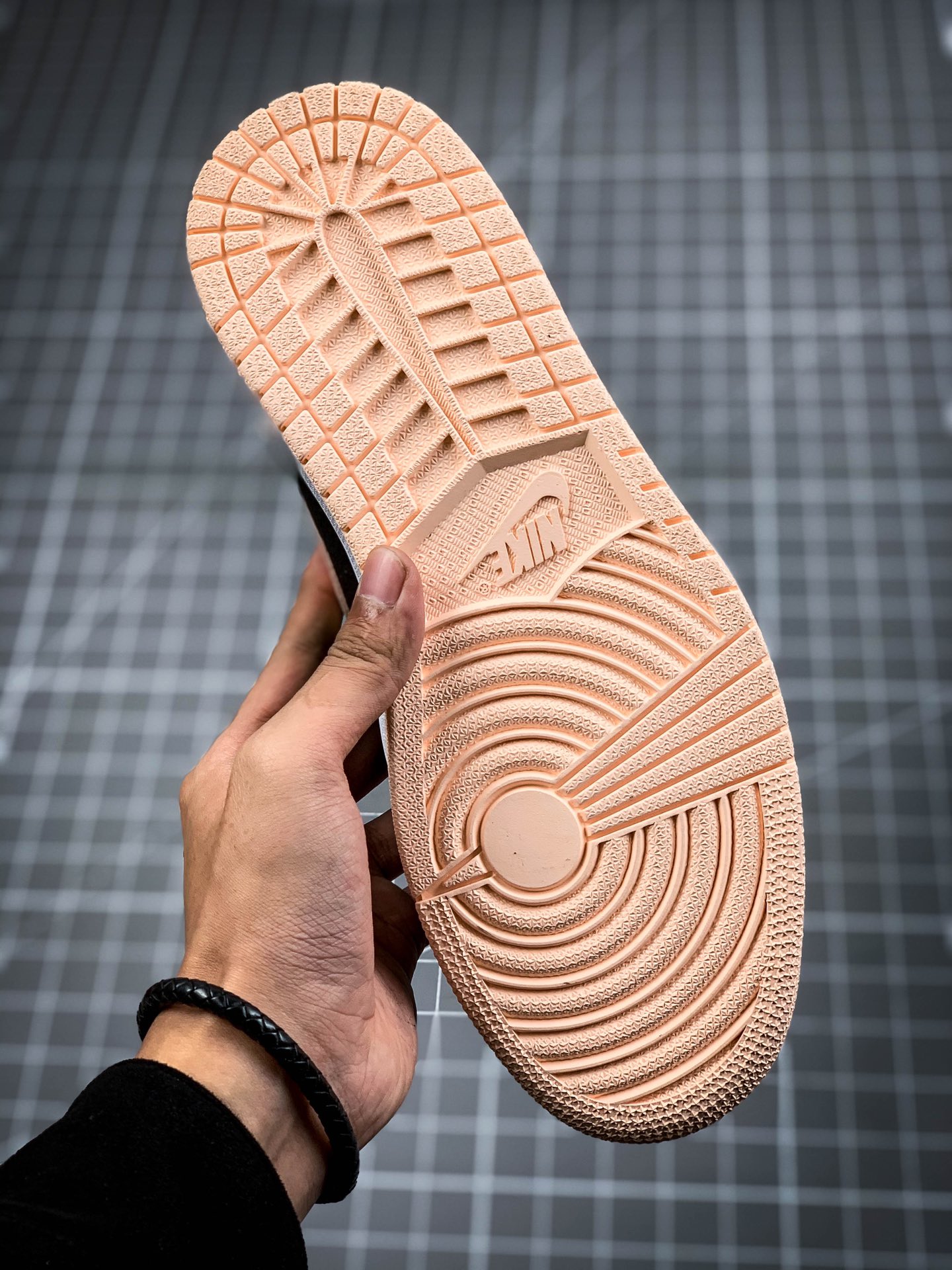 240 Air Jordan 1 Retro ”“Crimson Tint” 黑粉配色  555088-081