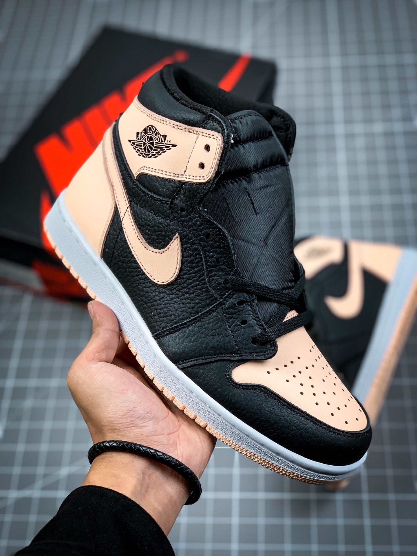240 Air Jordan 1 Retro ”“Crimson Tint” 黑粉配色  555088-081