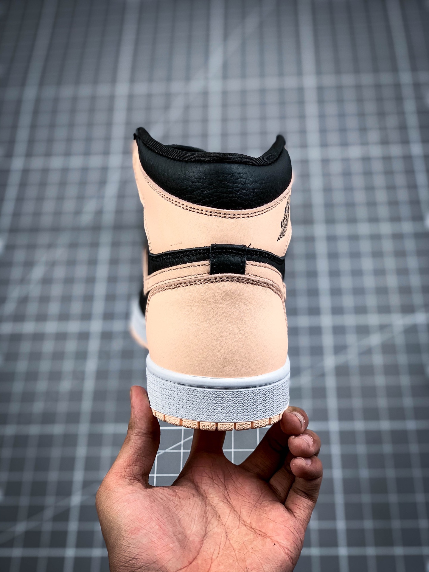 240 Air Jordan 1 Retro ”“Crimson Tint” 黑粉配色  555088-081