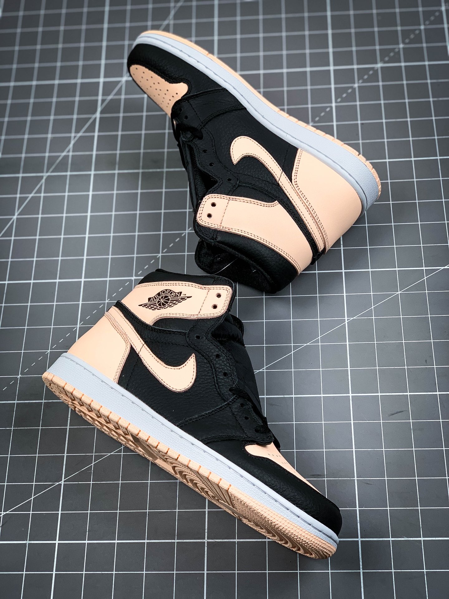 240 Air Jordan 1 Retro ”“Crimson Tint” 黑粉配色  555088-081