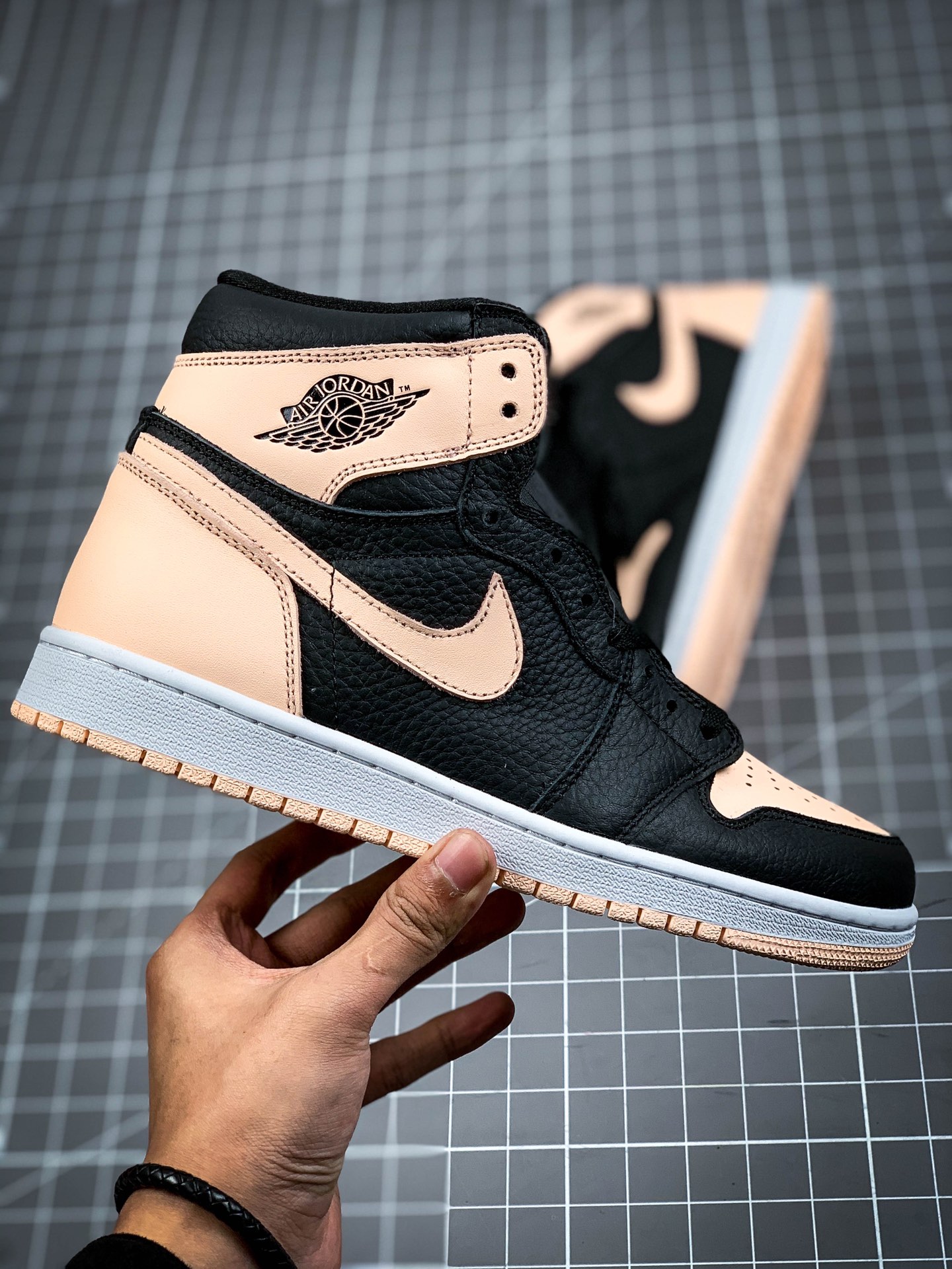 240 Air Jordan 1 Retro ”“Crimson Tint” 黑粉配色  555088-081