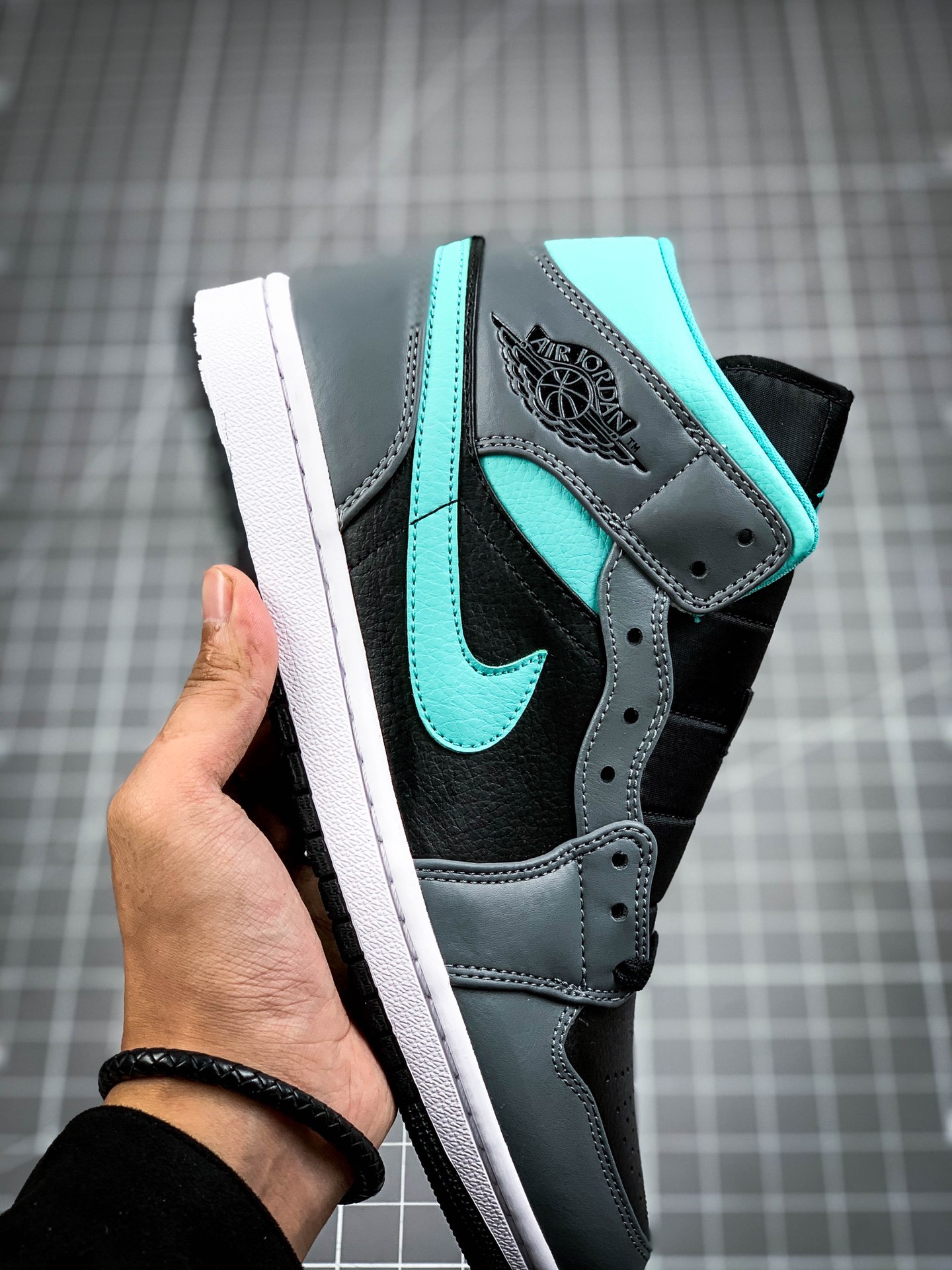 260  原装裸鞋级 市面最高工艺产物Air Jordan 1 Mid 黑灰蓝黑白漆皮 554724-063