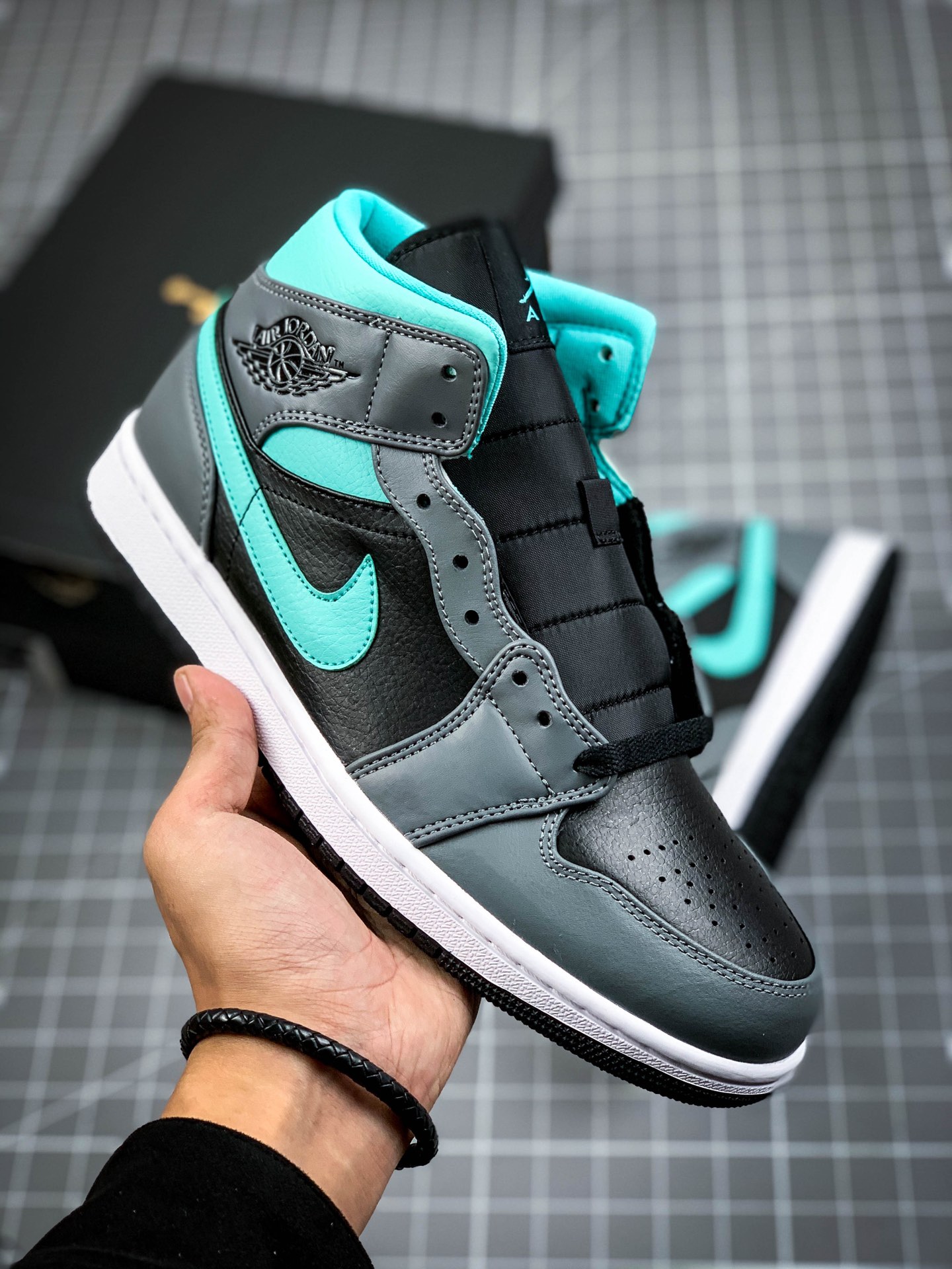 260  原装裸鞋级 市面最高工艺产物Air Jordan 1 Mid 黑灰蓝黑白漆皮 554724-063