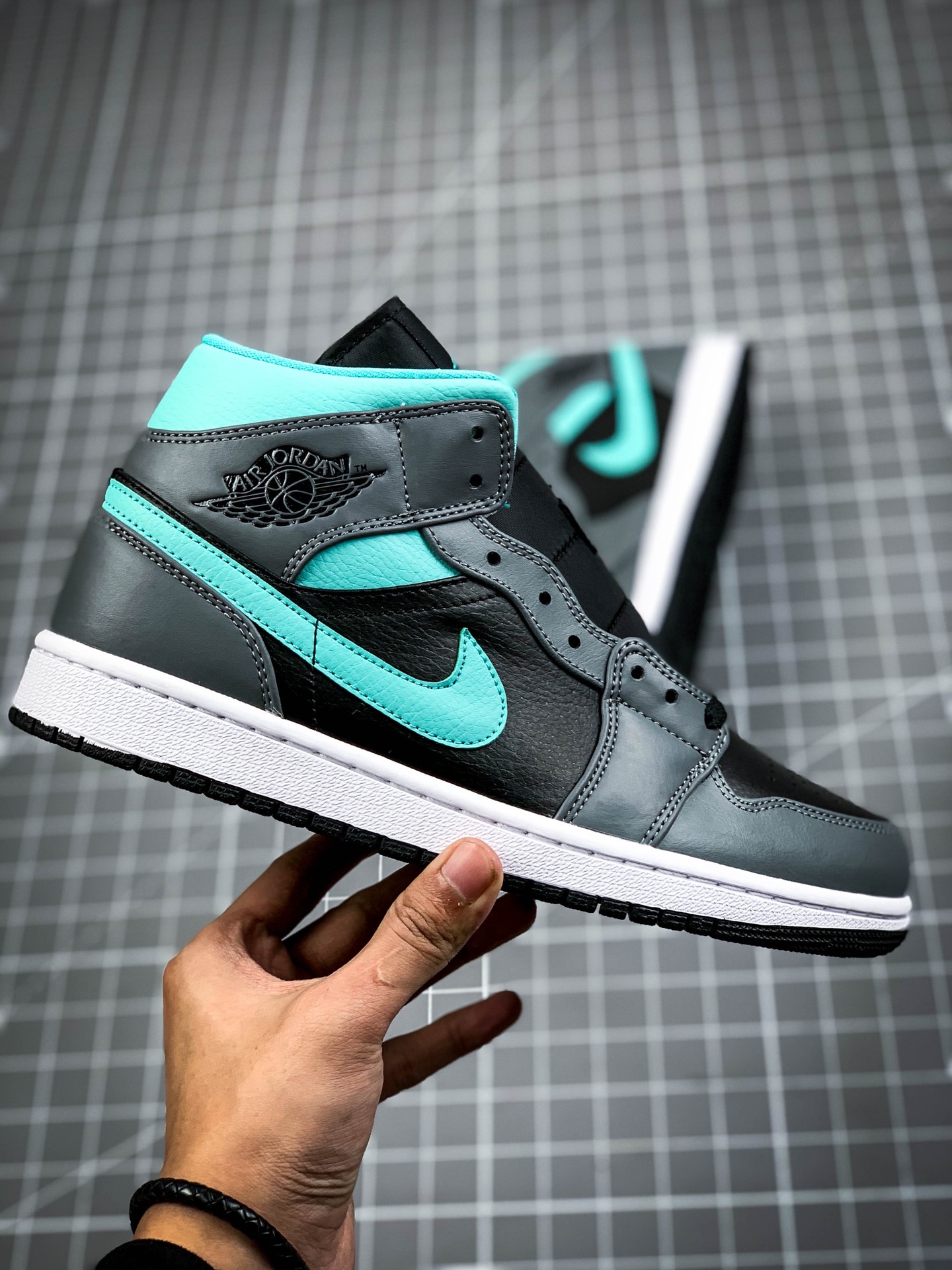 260  原装裸鞋级 市面最高工艺产物Air Jordan 1 Mid 黑灰蓝黑白漆皮 554724-063