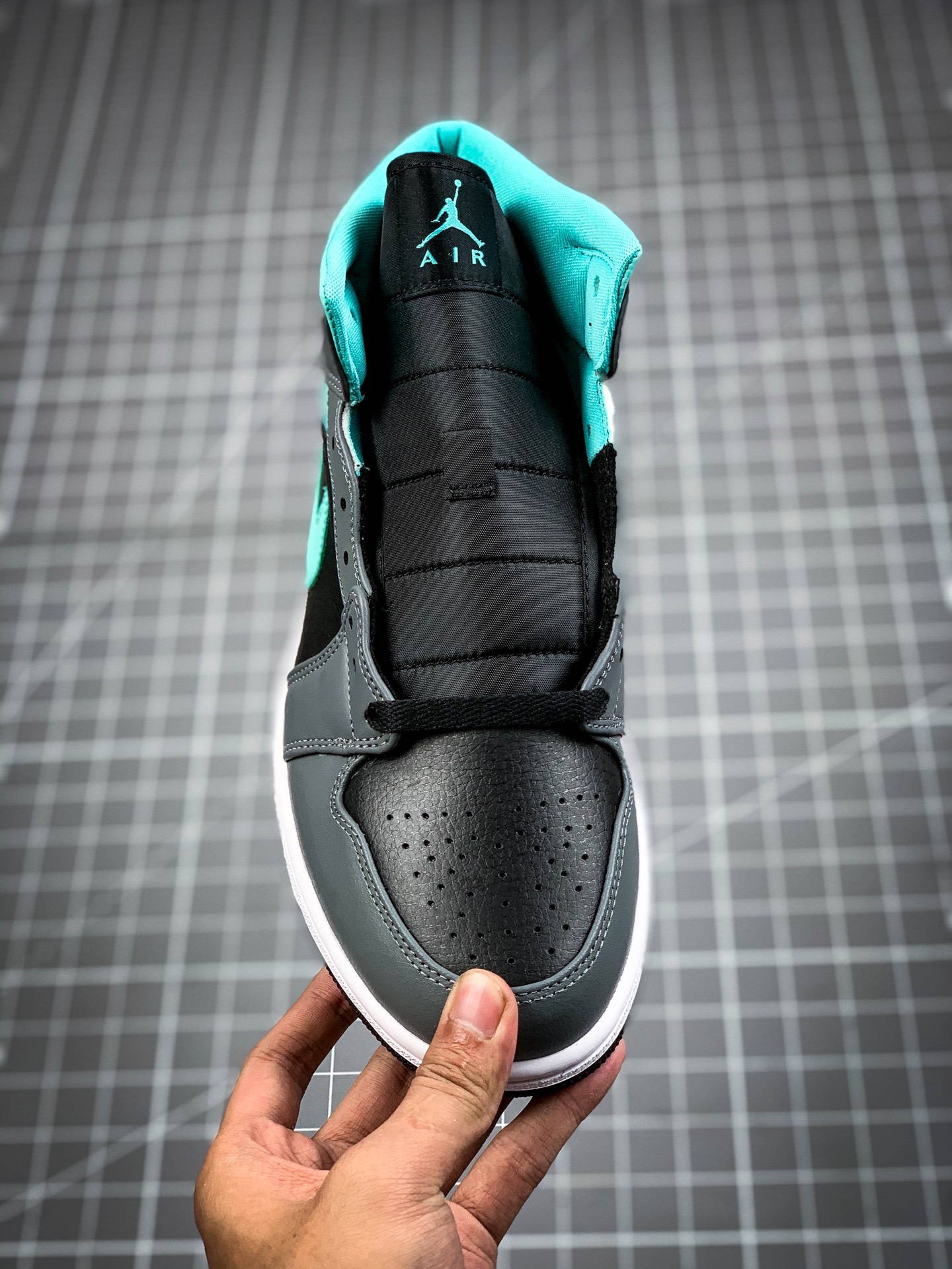 260  原装裸鞋级 市面最高工艺产物Air Jordan 1 Mid 黑灰蓝黑白漆皮 554724-063