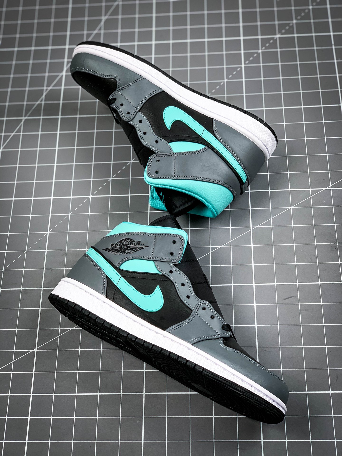 260  原装裸鞋级 市面最高工艺产物Air Jordan 1 Mid 黑灰蓝黑白漆皮 554724-063