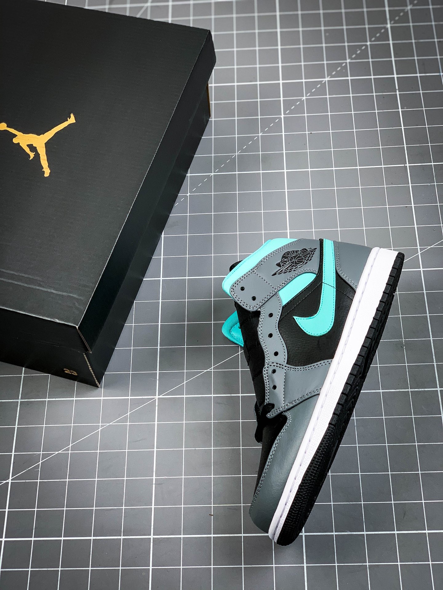 260  原装裸鞋级 市面最高工艺产物Air Jordan 1 Mid 黑灰蓝黑白漆皮 554724-063