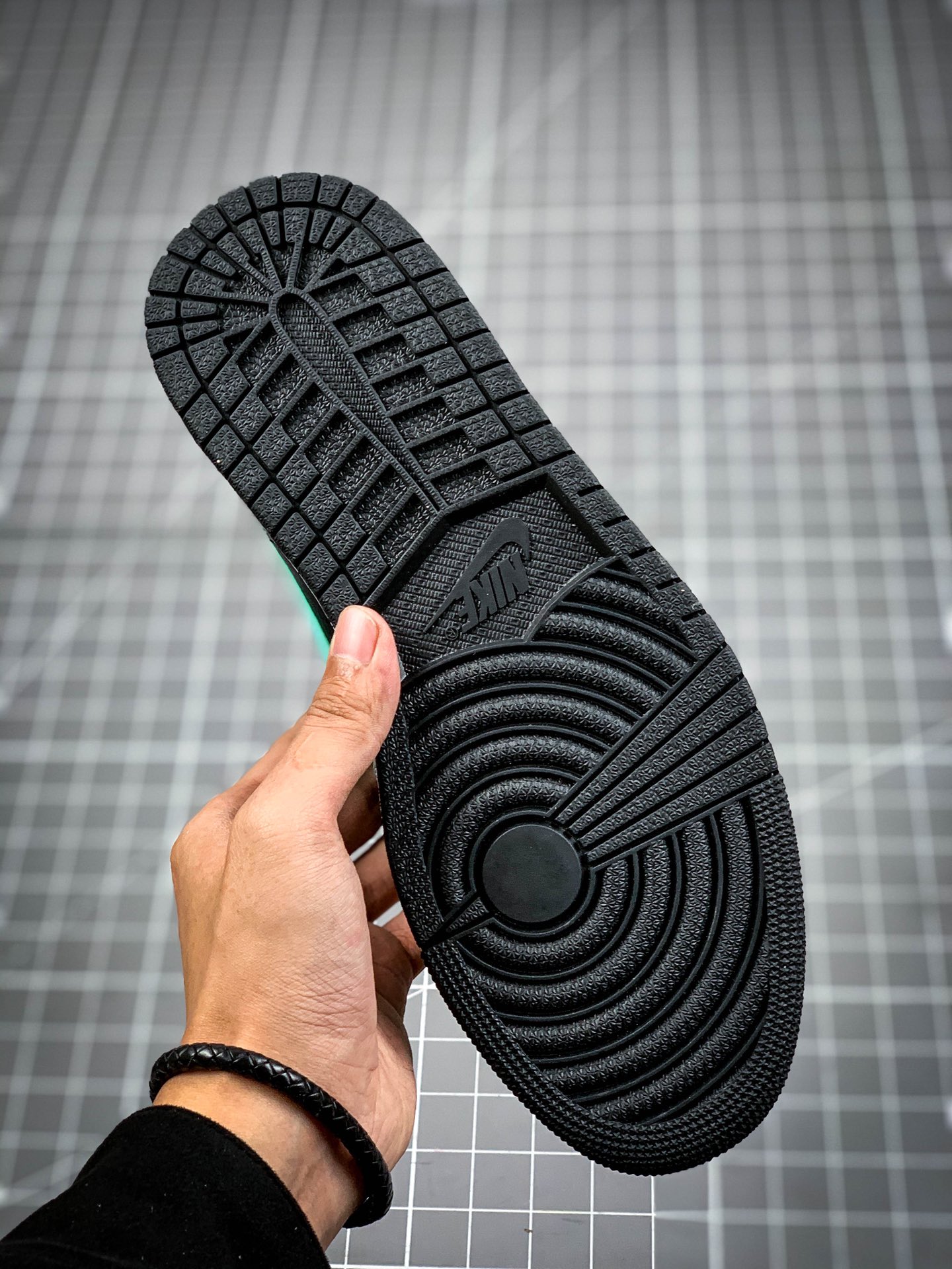 260  原装裸鞋级 市面最高工艺产物Air Jordan 1 Mid 黑灰蓝黑白漆皮 554724-063