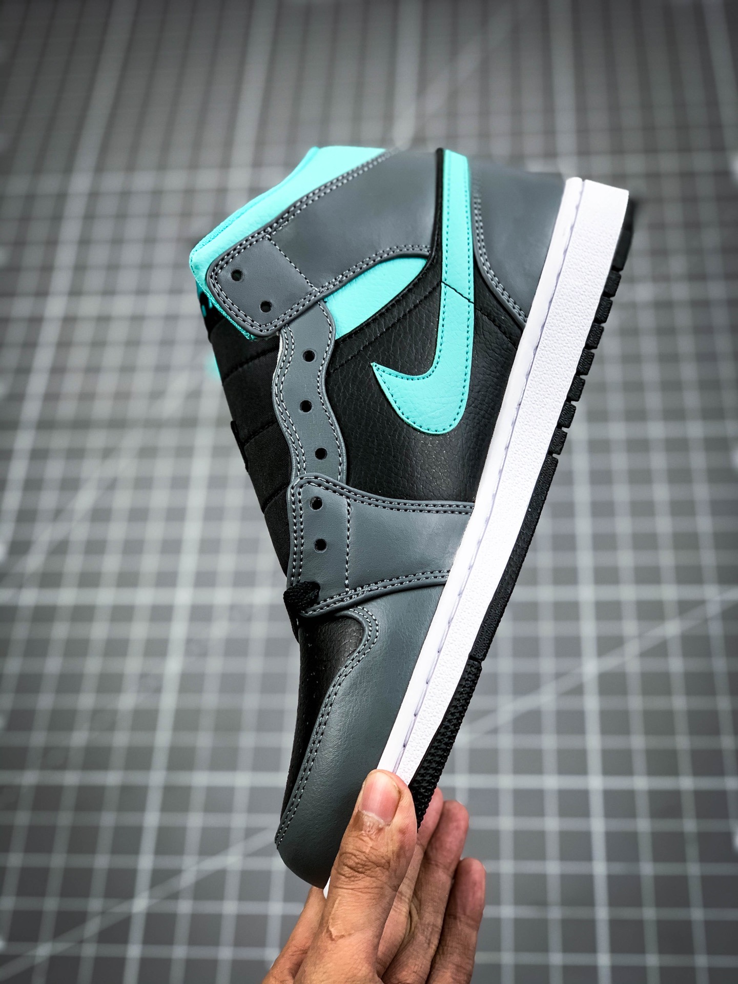 260  原装裸鞋级 市面最高工艺产物Air Jordan 1 Mid 黑灰蓝黑白漆皮 554724-063