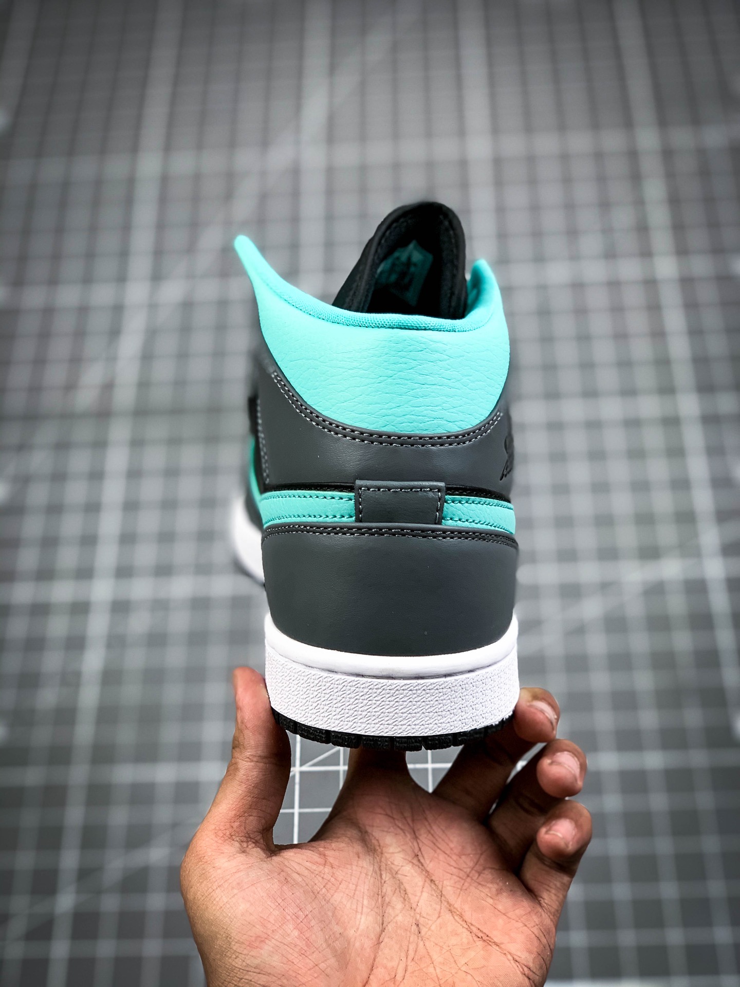 260  原装裸鞋级 市面最高工艺产物Air Jordan 1 Mid 黑灰蓝黑白漆皮 554724-063