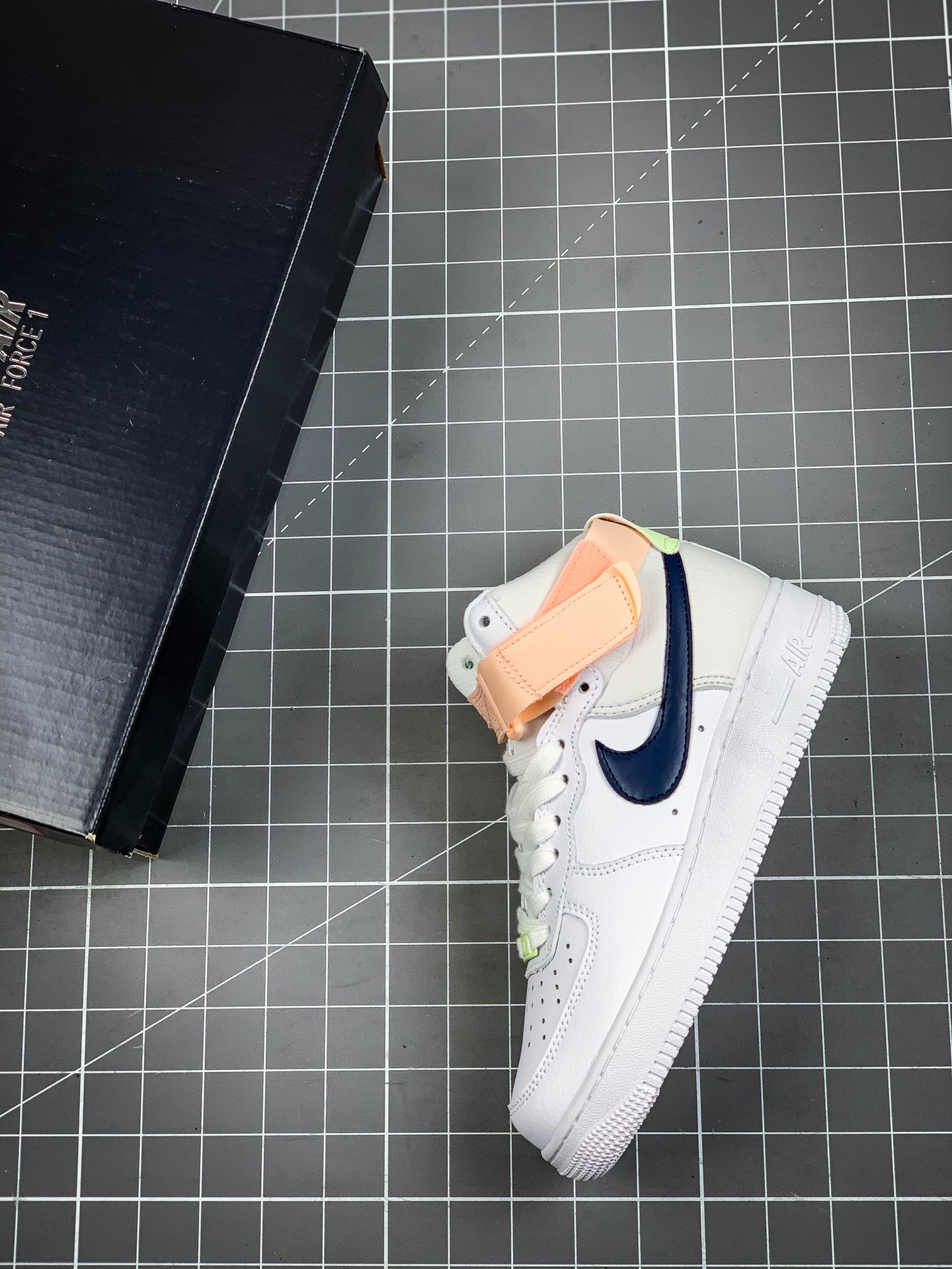 220 女鞋 公司级Nike Air Force 1 Mid “梦巴黎中帮”  白淡粉 334031-117
