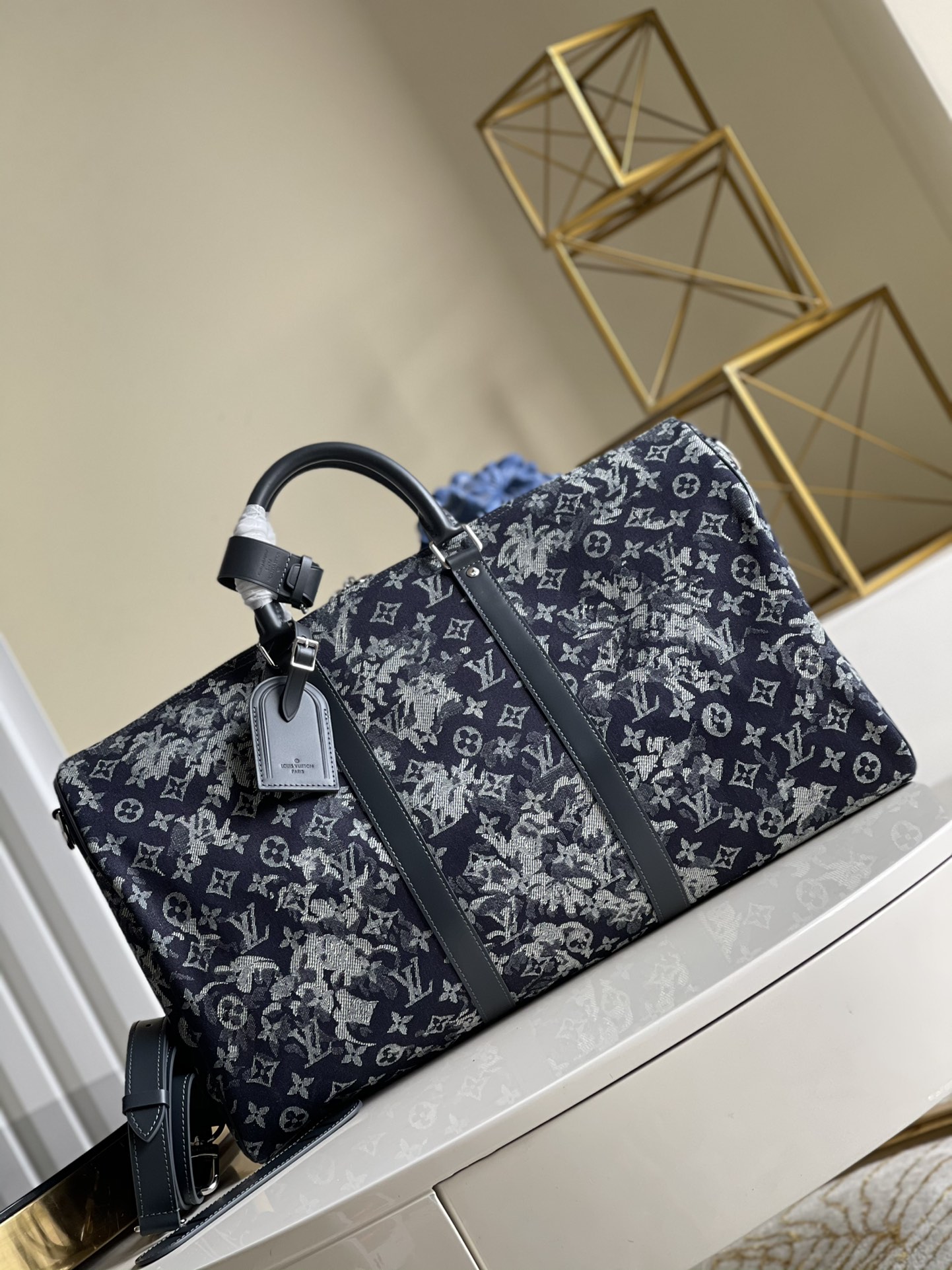 NO:396475,【Exclusive real shot M57285】KEEPALL BANDOULIRE 50 travel bag Keepall Bandoulière 50 travel bag cloak Monogram Tapestry canvas and leather trim debuts in the spring and summer series, showing Virgil Abloh's avant-garde interpretation of classic Monogram flowers. Cloth-surface denim brome pattern embroidered travel bag oo[handshake][handshake] Cabin luggage size contains plenty of space, padlock zipper ensures safety of items 50 x 29 x 23 cm O.870,LV [original leather],louis vuitton19860909【独家实拍M57285】KEEPALL BANDOULIRE 50 旅行袋 Keepall Bandoulière 50 旅行袋身披 Monogram Tapestry 帆布和皮革饰边亮相 春夏前系列,展现 Virgil Abloh 对经典 Monogram 花卉的前卫解读.布面牛仔布罗马纹花朵刺绣旅行袋oo[握手][握手]机舱行李尺寸内含充裕空间,挂锁拉链确保物品安全 50 x 29 x 23 厘米 O.870,LV【原厂皮】,louis vuitton,Bag