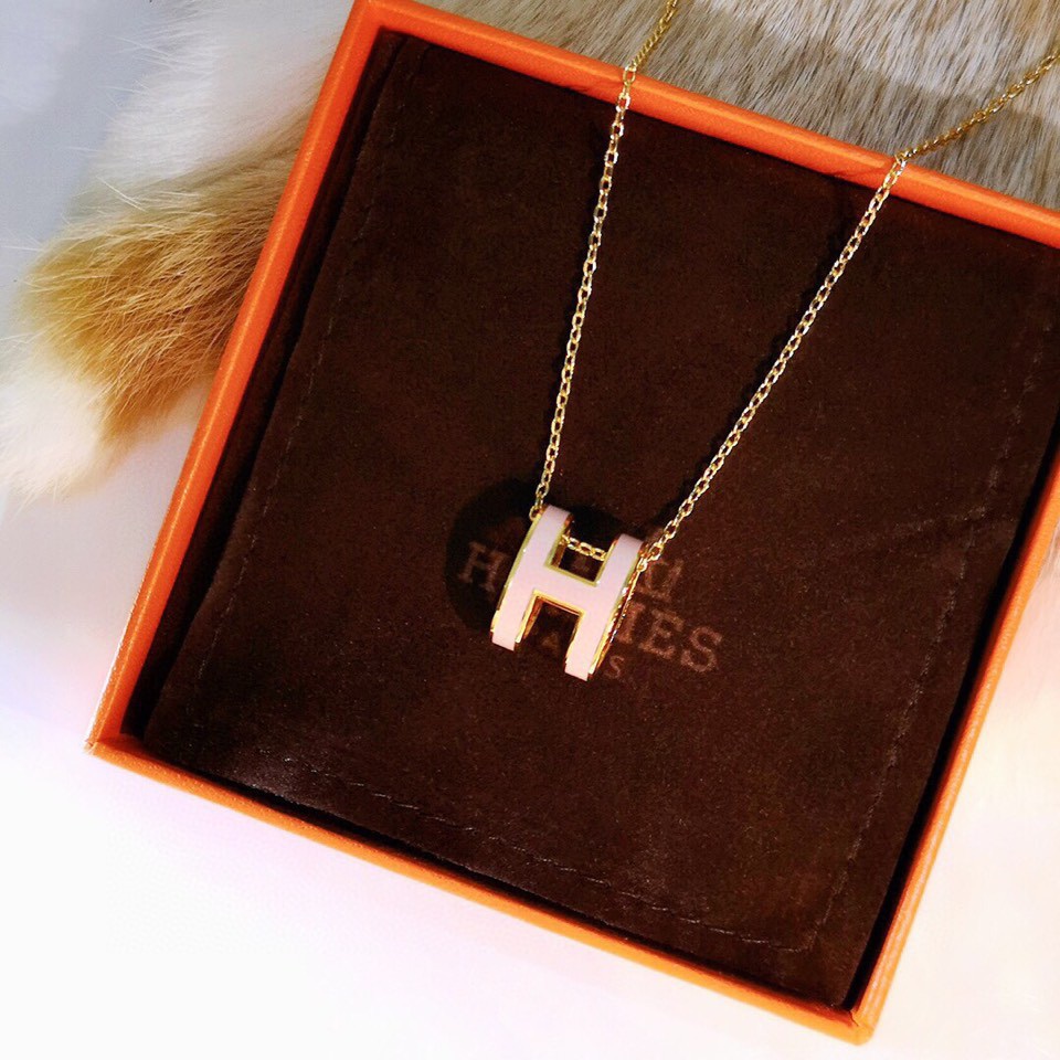 NO:102801,p95 [k yellow] Hermes upgraded counter version enamel H necklace. Celebrity celebrity love, essential color HERMES--you can't imagine how explosive it is!  This model is a classic and popular enamel series specially designed by the world-renowned designer Paloma Picasso!  The counter is priced at 3500 !  Rare exquisite workmanship, first-class craft texture, sterling silver material, paired with colored enamel, black, red, white milk tea gray powder, Hermes necklace, hermes, hermes, necklace, pure silver19860909p95【k黄】 爱马仕升级专柜版珐琅H项链.明星网红大爱,必不可少的色彩HERMES一一你想不到它有多爆！此款是由全球知名设计师帕洛玛毕加索(paloma picasso) 特别设计的珐琅系列经典特爆款！专柜售价3500 ！难得一见的精美做工,工艺纹理一级,纯银材质,搭配彩色珐琅 黑红白奶茶灰粉,爱马仕项链,hermes,hermes,necklace,pure silver,Jewelry