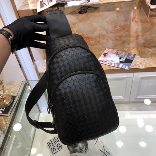 حقيبة صدر جلدية سوداء من Bottega Veneta بتصميم مضفر للرجال 1 حقيبة صدر جلدية سوداء من Bottega Veneta بتصميم مضفر للرجال