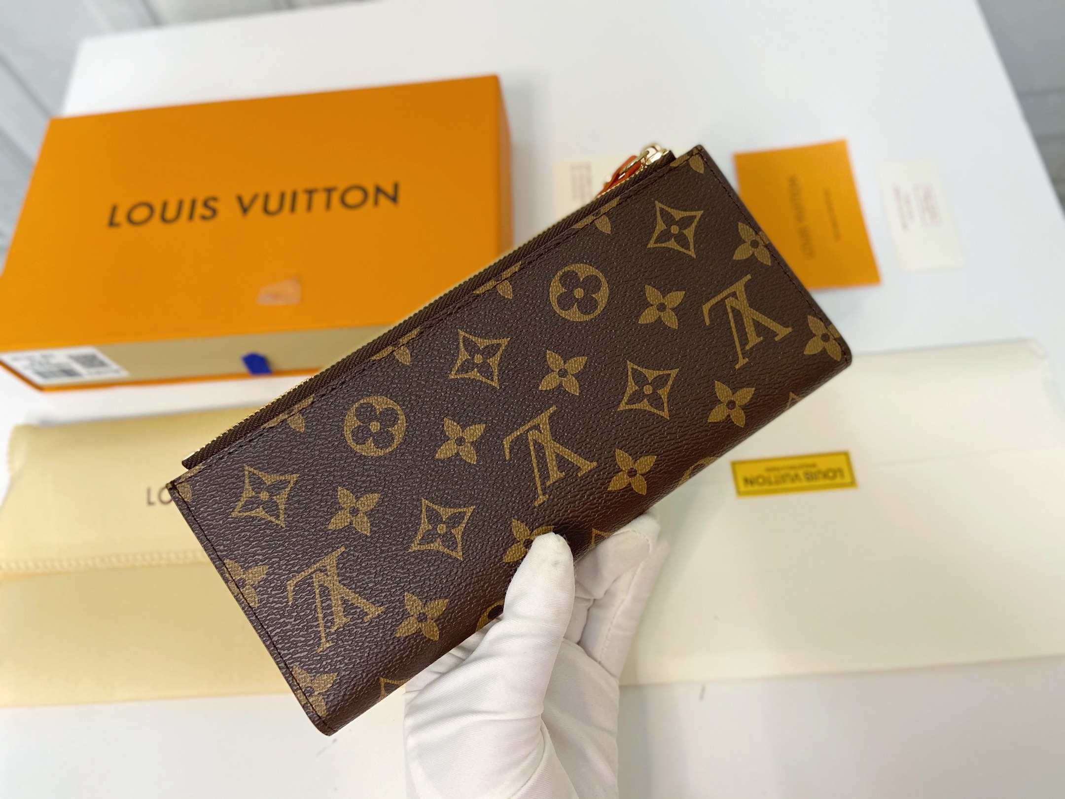 将Louis Vuitton的经典Monogram帆布材质与亮彩色leather内衬综合在一起 2
