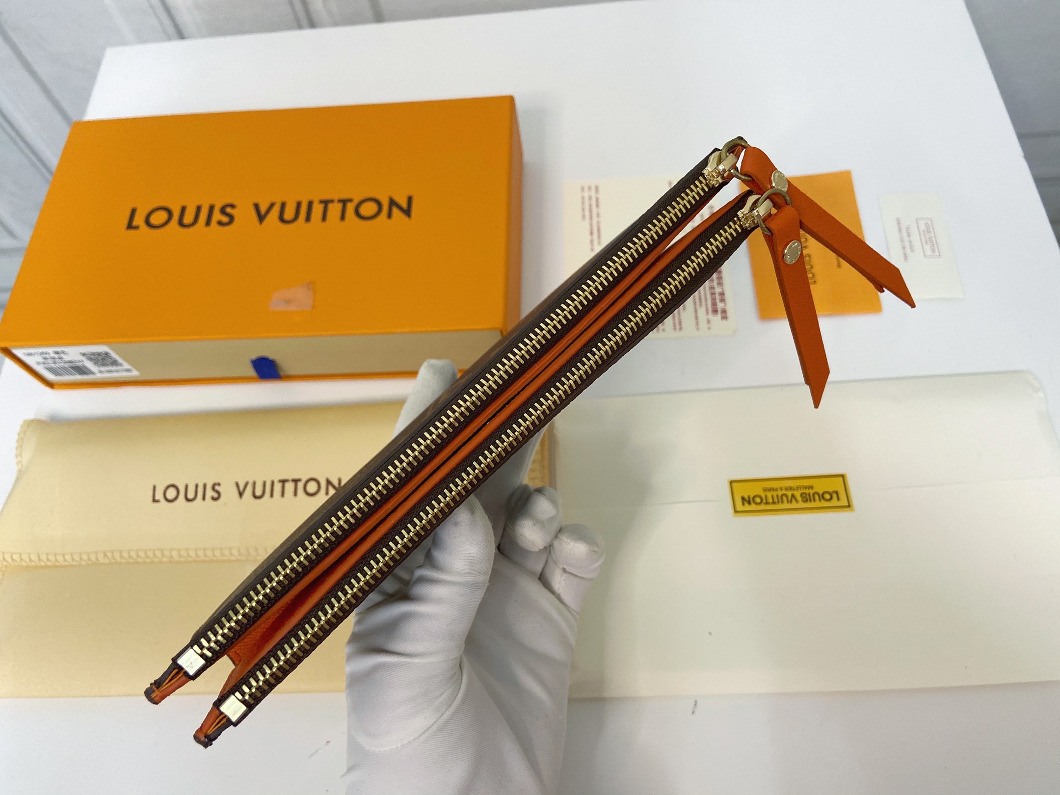 将Louis Vuitton的经典Monogram帆布材质与亮彩色leather内衬综合在一起 3