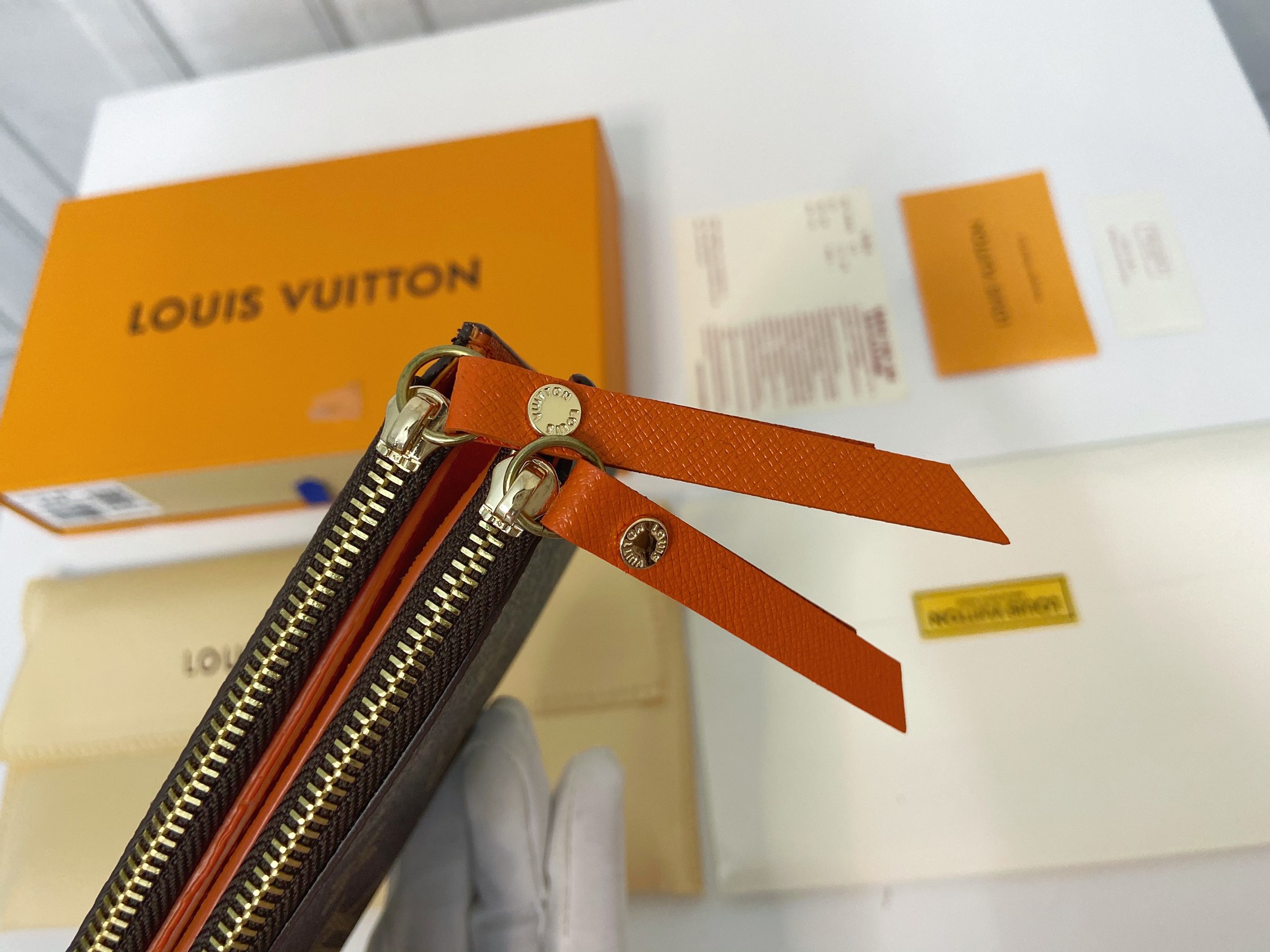 将Louis Vuitton的经典Monogram帆布材质与亮彩色leather内衬综合在一起 4