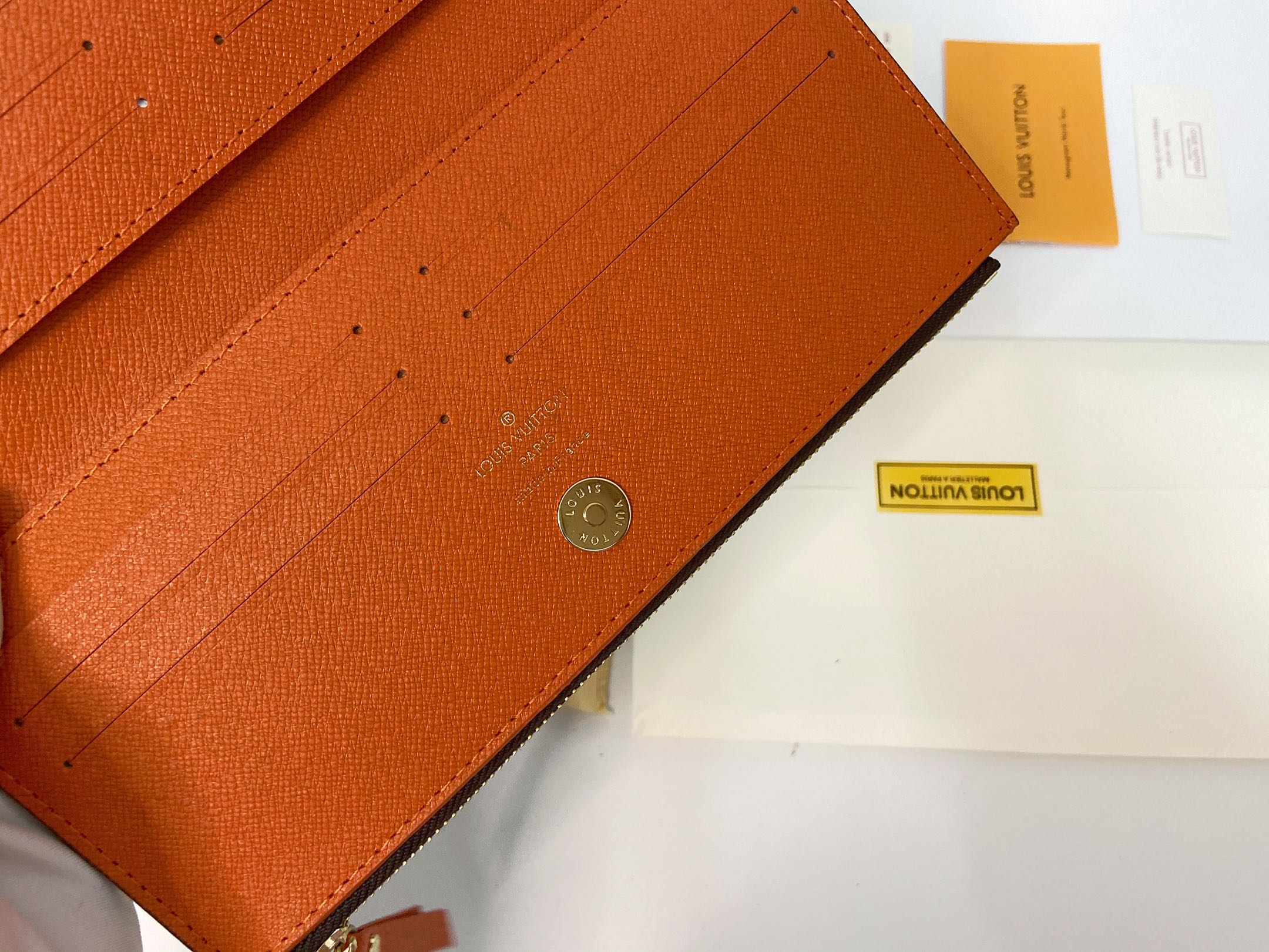 将Louis Vuitton的经典Monogram帆布材质与亮彩色leather内衬综合在一起 7