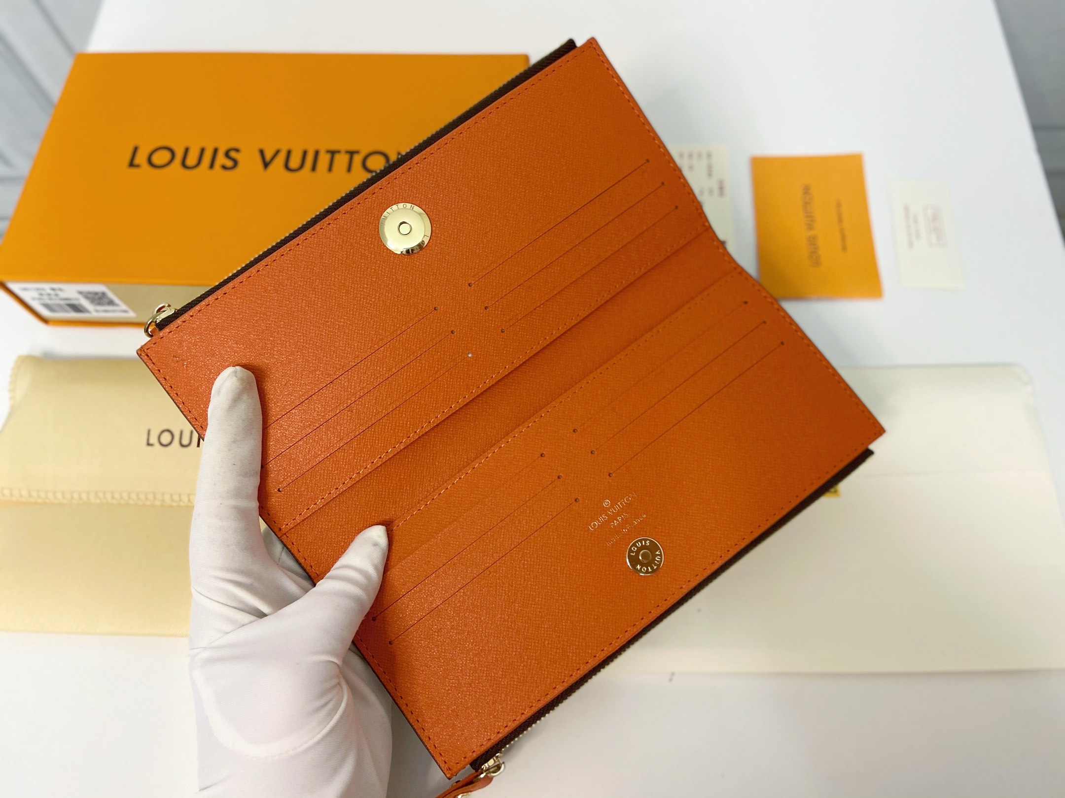 将Louis Vuitton的经典Monogram帆布材质与亮彩色leather内衬综合在一起 6