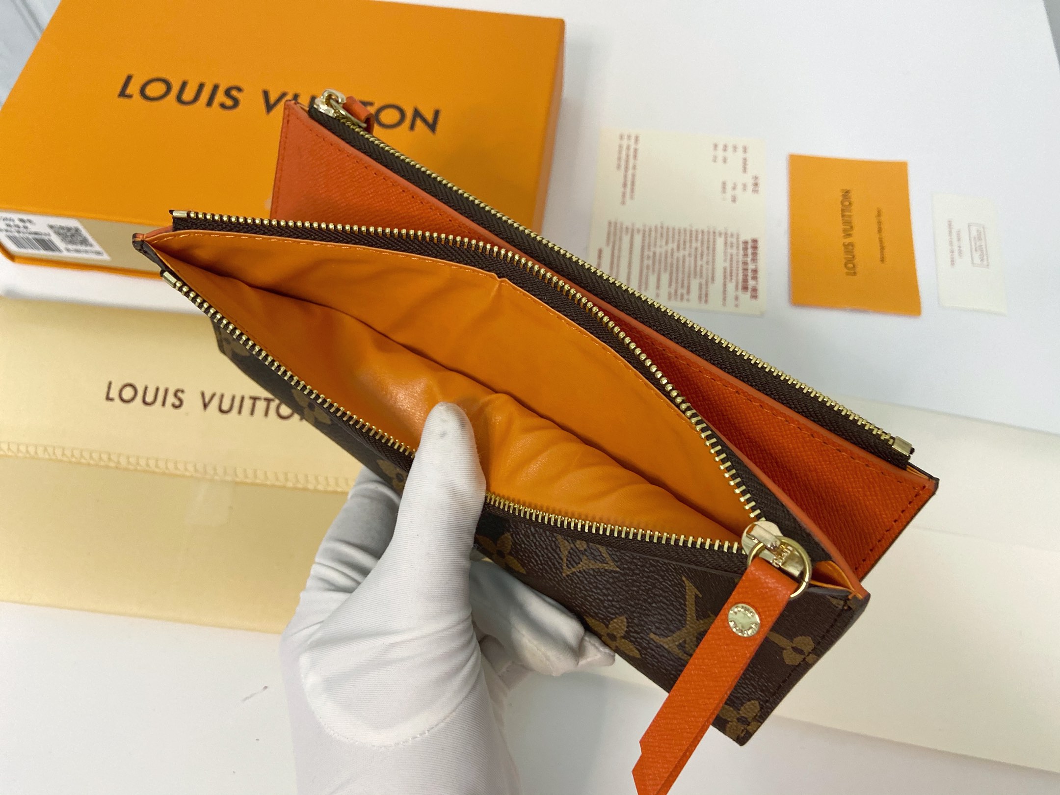 将Louis Vuitton的经典Monogram帆布材质与亮彩色leather内衬综合在一起 5