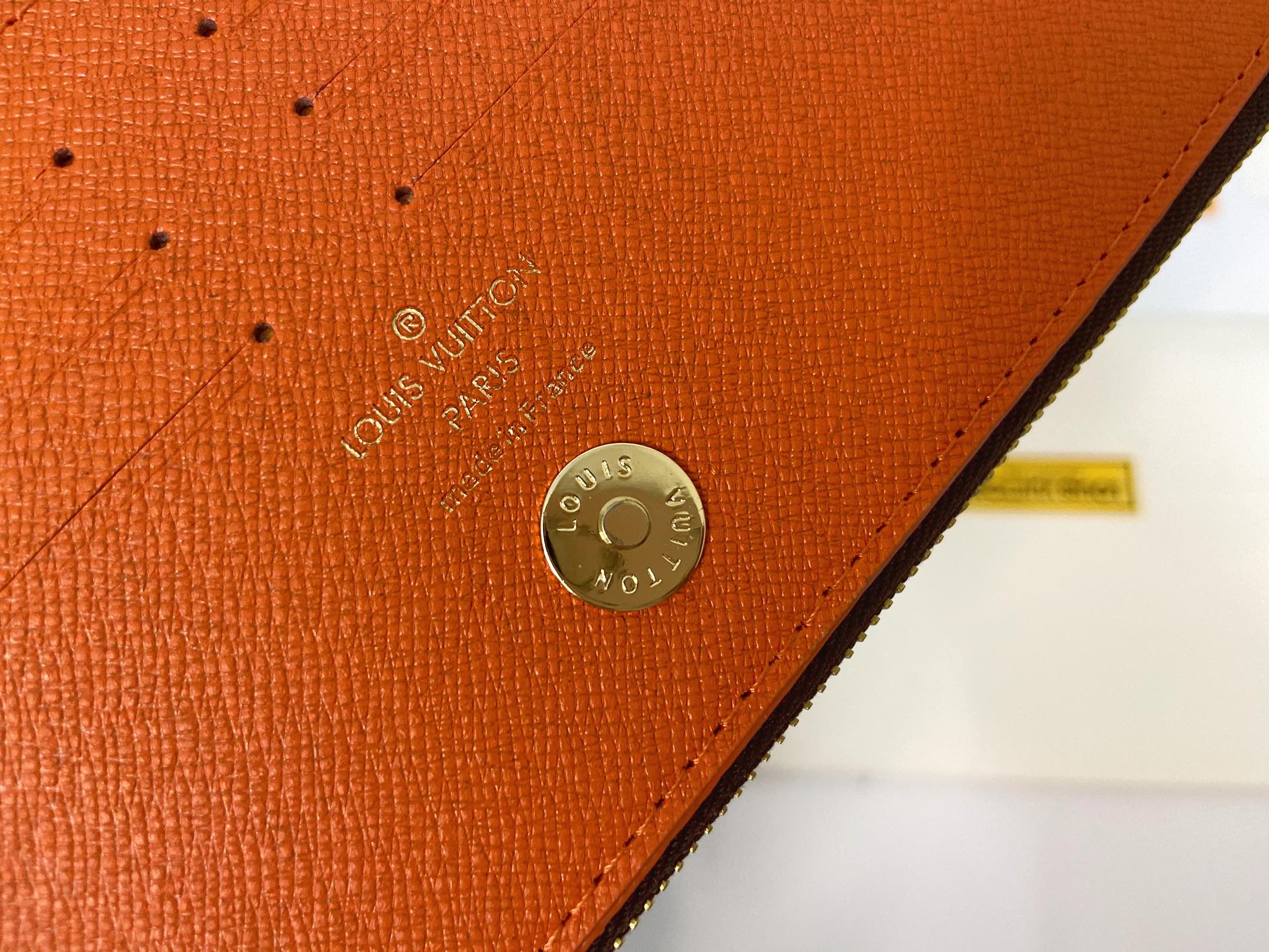 将Louis Vuitton的经典Monogram帆布材质与亮彩色leather内衬综合在一起 8