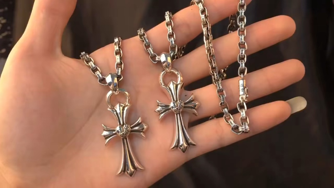 Chrome Hearts 新品上架𝗖𝗵𝗿𝗼𝗺𝗲 𝗛𝗲𝗮𝗿𝘁𝘀 克罗心桃心 十字架项链