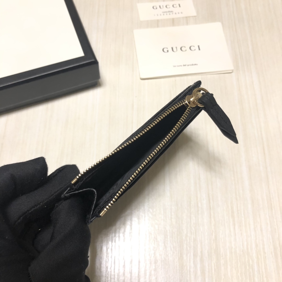 进口小牛皮卡包,点缀高贵小巧的品牌标志性双 G 字母交织造型配件。6个卡片隔层,拉链口袋,简便实用。款号