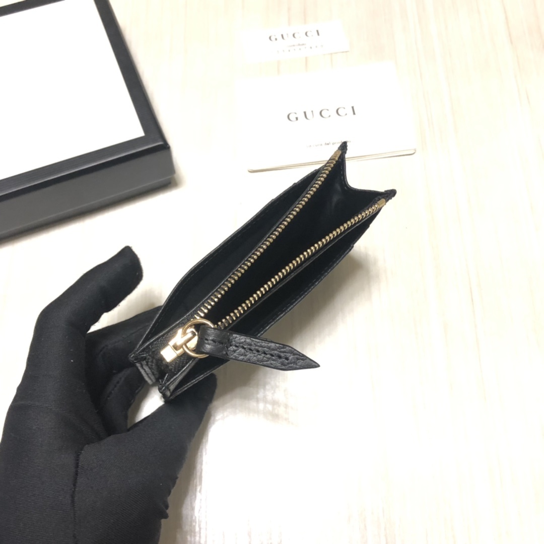 进口小牛皮卡包,点缀高贵小巧的品牌标志性双 G 字母交织造型配件。6个卡片隔层,拉链口袋,简便实用。款号