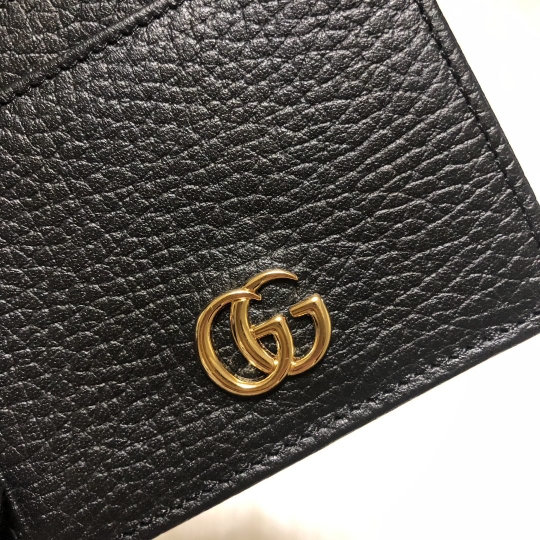 进口小牛皮卡包,点缀高贵小巧的品牌标志性双 G 字母交织造型配件。6个卡片隔层,拉链口袋,简便实用。款号