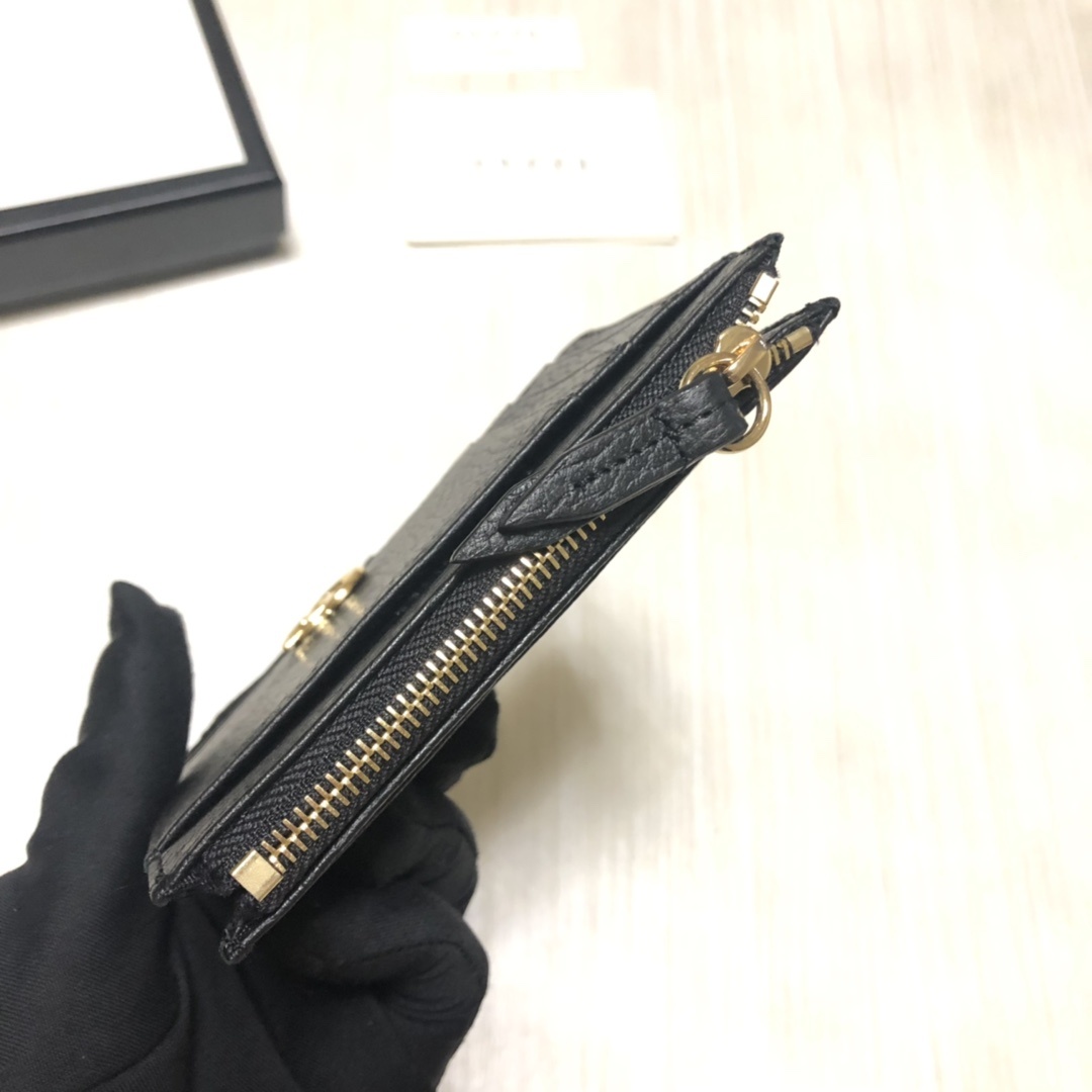 进口小牛皮卡包,点缀高贵小巧的品牌标志性双 G 字母交织造型配件。6个卡片隔层,拉链口袋,简便实用。款号