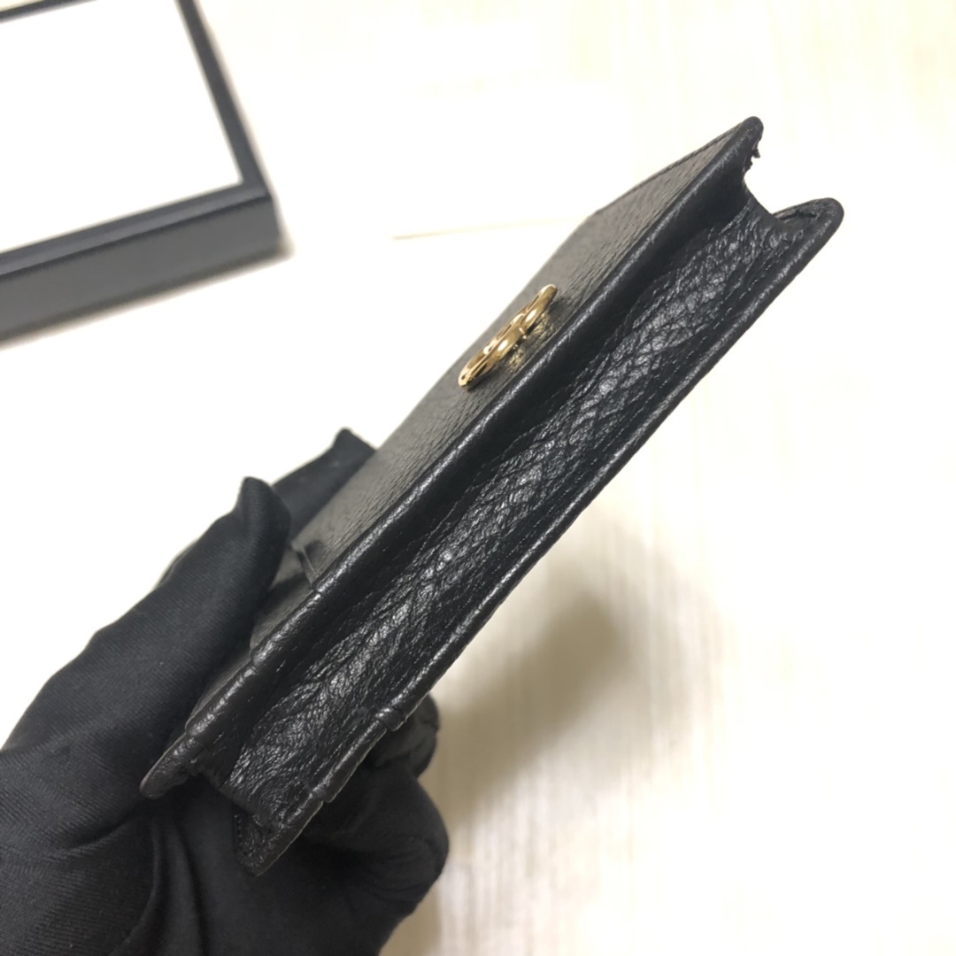 进口小牛皮卡包,点缀高贵小巧的品牌标志性双 G 字母交织造型配件。6个卡片隔层,拉链口袋,简便实用。款号