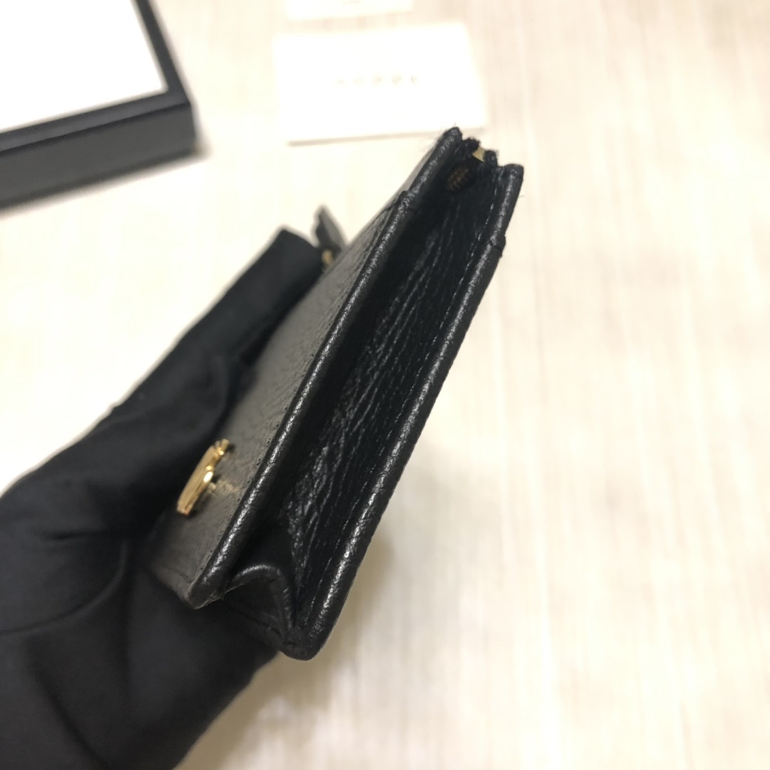 进口小牛皮卡包,点缀高贵小巧的品牌标志性双 G 字母交织造型配件。6个卡片隔层,拉链口袋,简便实用。款号