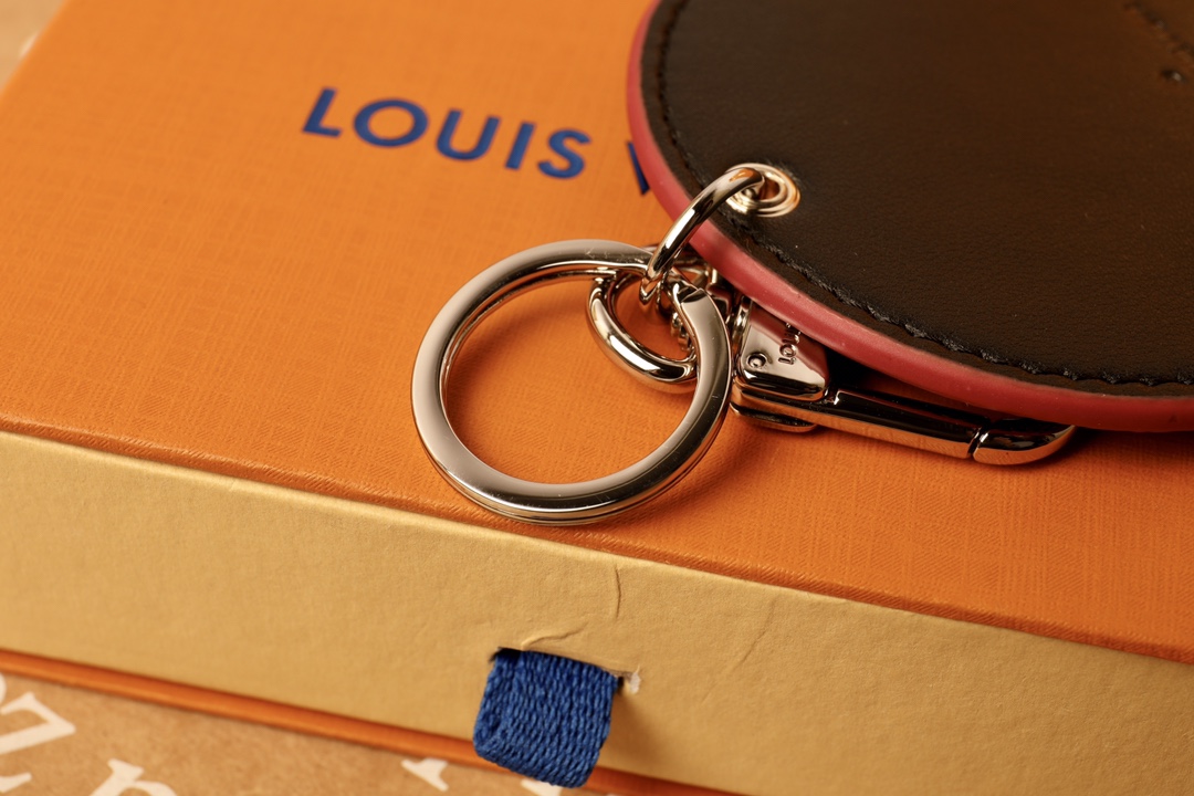New Bag Decoration with Damier Graphite and Louis Vuitton Logo Customization - 图片 5