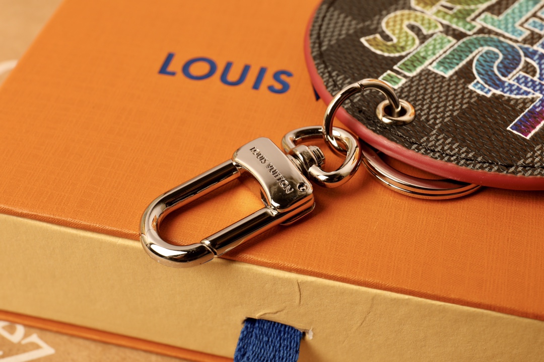 New Bag Decoration with Damier Graphite and Louis Vuitton Logo Customization - 图片 3