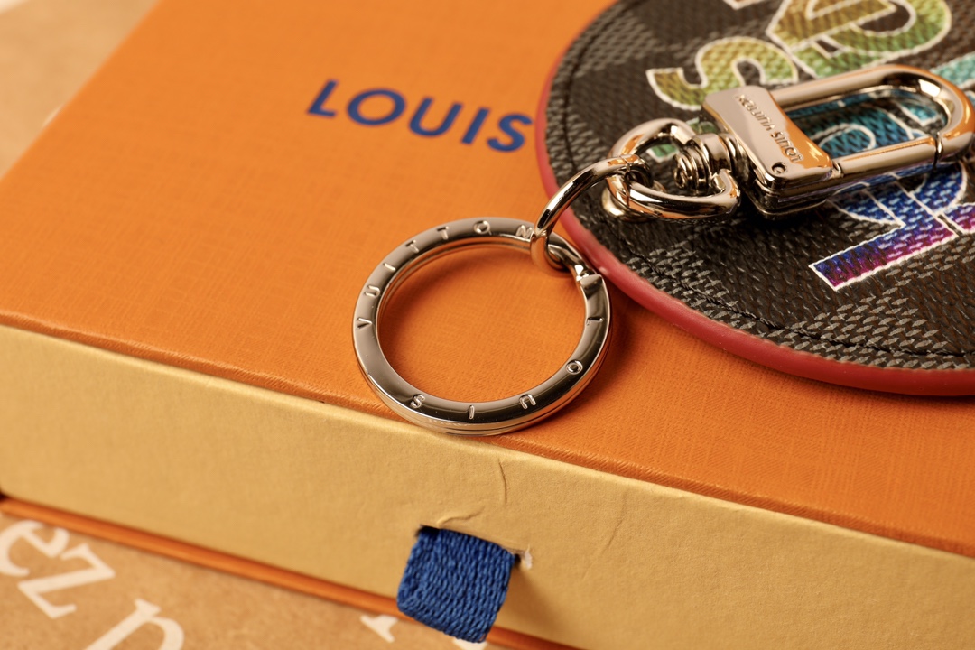 New Bag Decoration with Damier Graphite and Louis Vuitton Logo Customization - 图片 4