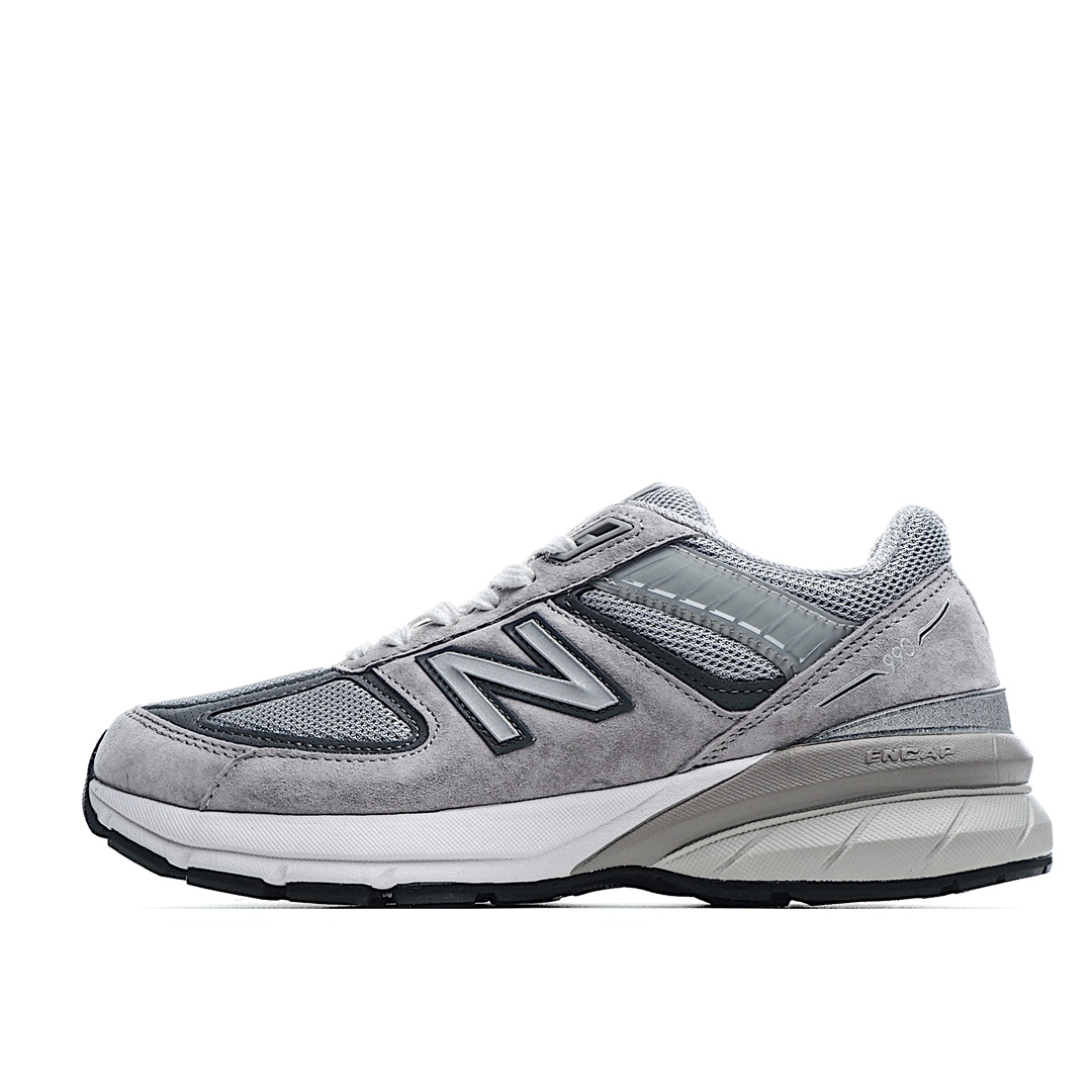 G5 新百伦990V5系列 New Balance in USA M990V5代美产血统复古运动跑步鞋自1982年问世的元祖级“老爹鞋”990系列，历来是NB精湛手工艺的象征全新释出的990V5不惧时间的洗礼，拥有着经典的复古轮廓，以及纯正的美产血统，每一处细节都彰显着匠人精神 不盲从跟风 亦是New Balance的魅力所在