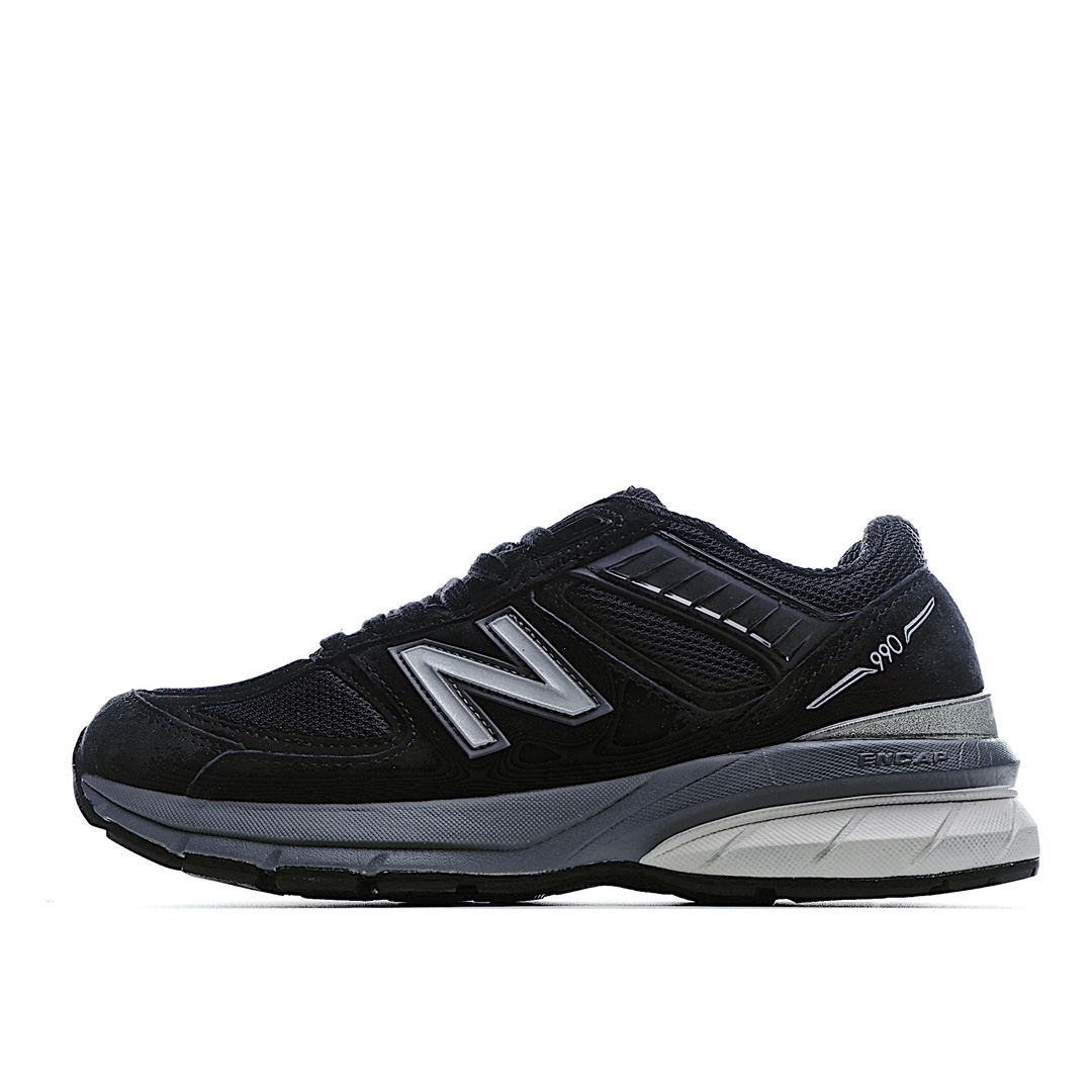 G5 新百伦990V5系列 New Balance in USA M990V5代美产血统复古运动跑步鞋自1982年问世的元祖级“老爹鞋”990系列，历来是NB精湛手工艺的象征全新释出的990V5不惧时间的洗礼，拥有着经典的复古轮廓，以及纯正的美产血统，每一处细节都彰显着匠人精神 不盲从跟风 亦是New Balance的魅力所在