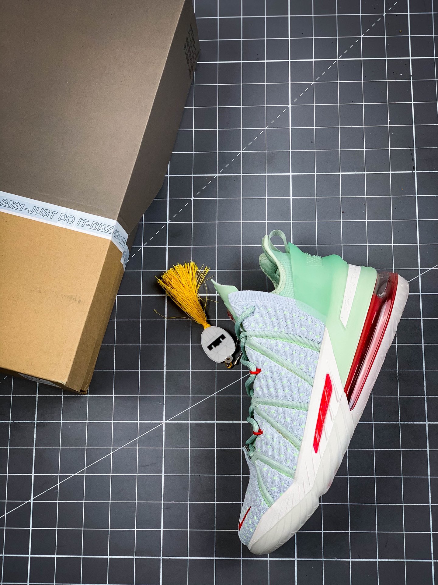 280 纯原版 NIKE LEBRON XVIII LOW EP詹姆斯18代篮球鞋中帮气垫实战篮球鞋DB7644-002