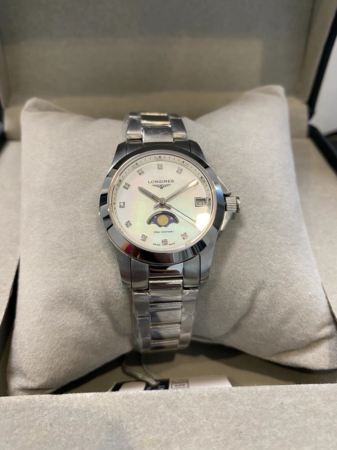 Longines 全新浪琴康卡斯系列月相女士腕表，集运动&优雅相结合的特点佩戴起来增添了一抹灵动气息，表盘尺寸29.5 10