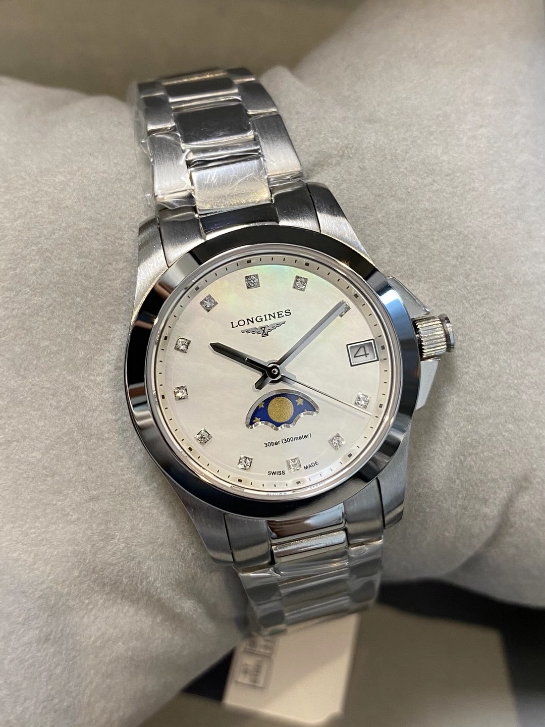Longines 全新浪琴康卡斯系列月相女士腕表，集运动&优雅相结合的特点佩戴起来增添了一抹灵动气息，表盘尺寸29.5 10