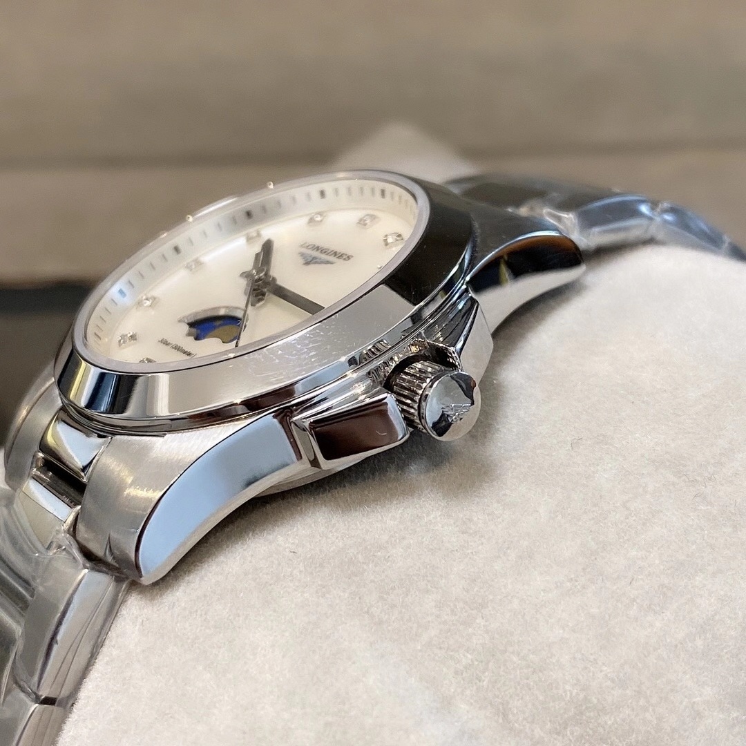 Longines 全新浪琴康卡斯系列月相女士腕表，集运动&优雅相结合的特点佩戴起来增添了一抹灵动气息，表盘尺寸29.5 10