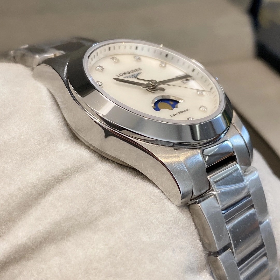 Longines 全新浪琴康卡斯系列月相女士腕表，集运动&优雅相结合的特点佩戴起来增添了一抹灵动气息，表盘尺寸29.5 10