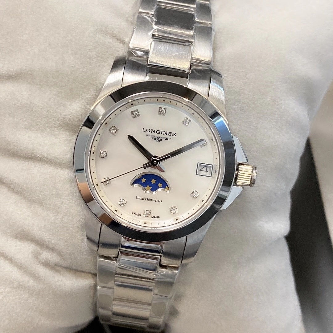 Longines 全新浪琴康卡斯系列月相女士腕表，集运动&优雅相结合的特点佩戴起来增添了一抹灵动气息，表盘尺寸29.5 10