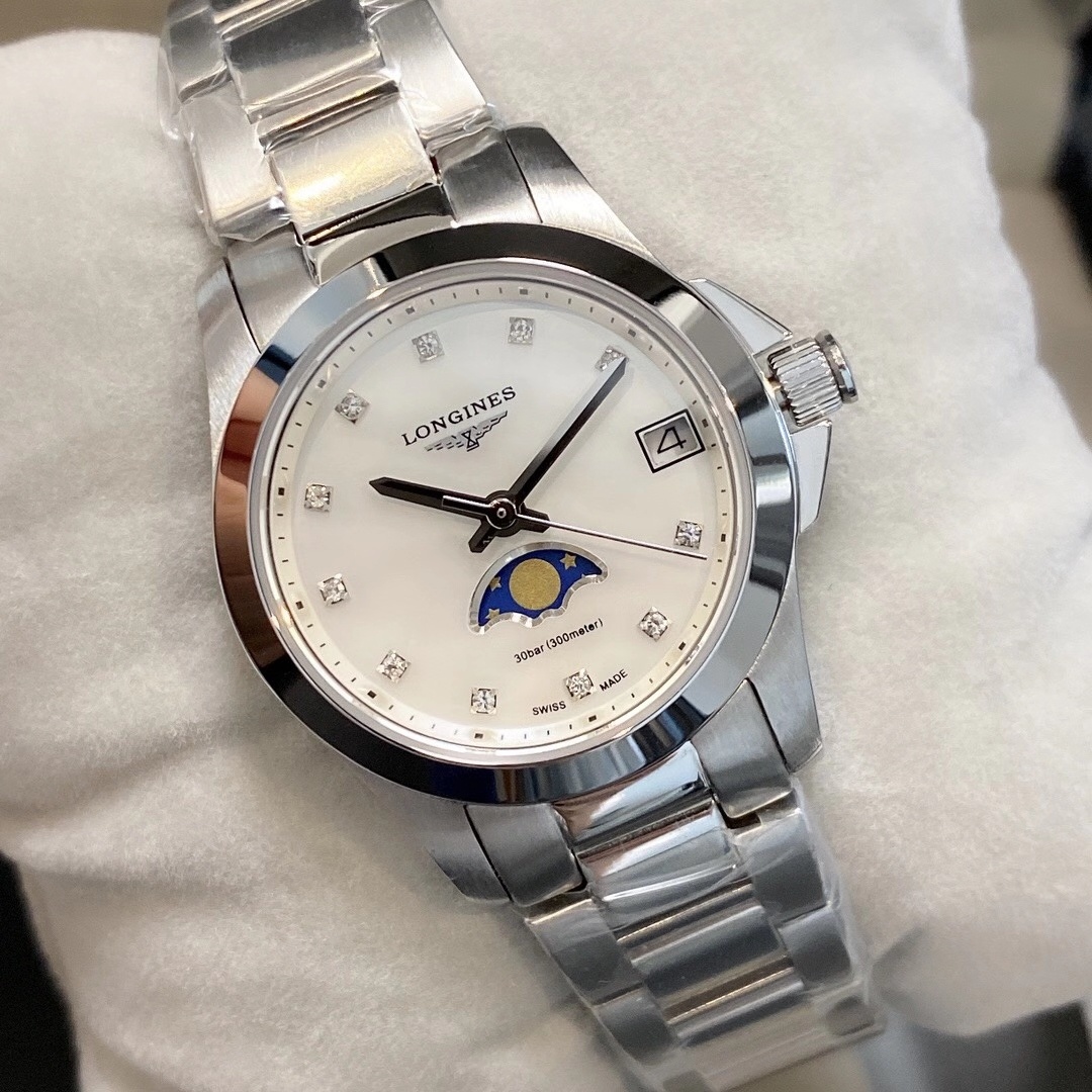 Longines 全新浪琴康卡斯系列月相女士腕表，集运动&优雅相结合的特点佩戴起来增添了一抹灵动气息，表盘尺寸29.5 10
