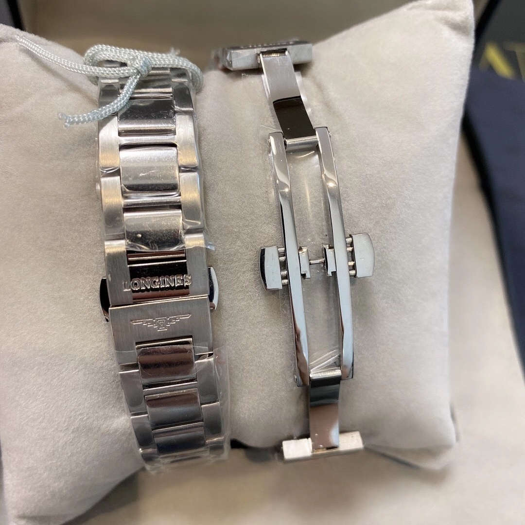 Longines 全新浪琴康卡斯系列月相女士腕表，集运动&优雅相结合的特点佩戴起来增添了一抹灵动气息，表盘尺寸29.5 10